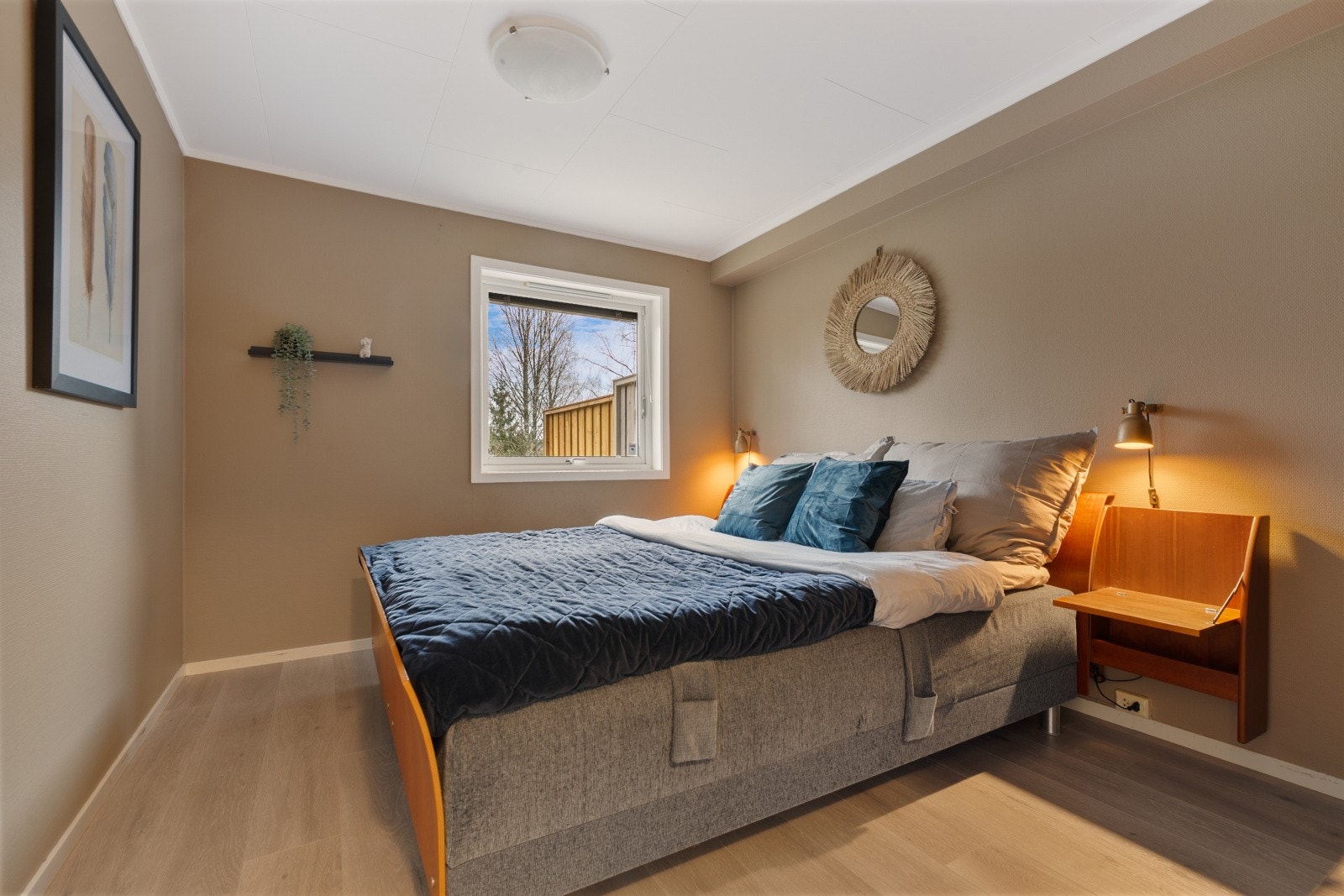 Leiligheten har to soverom. Hovedsoverommet har god plass til dobbeltseng og nattbord. Garderobeskap på siden. Galleribilde