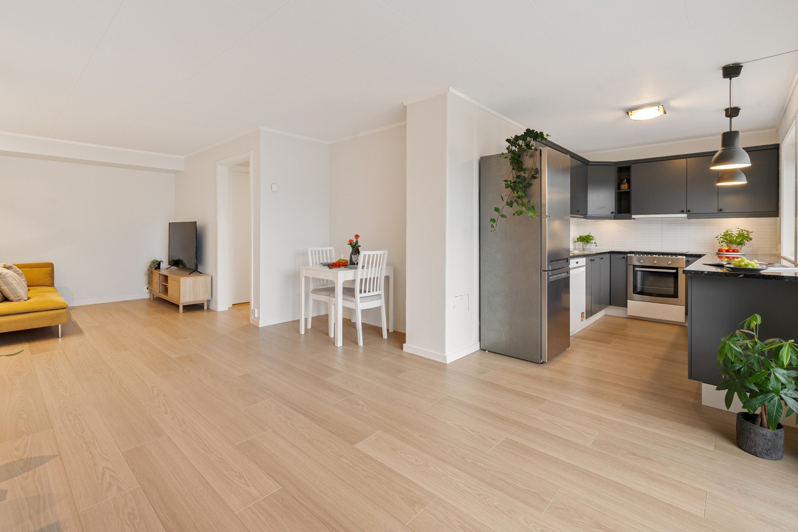 Delvis åpen stue- og kjøkkenløsning. Galleribilde