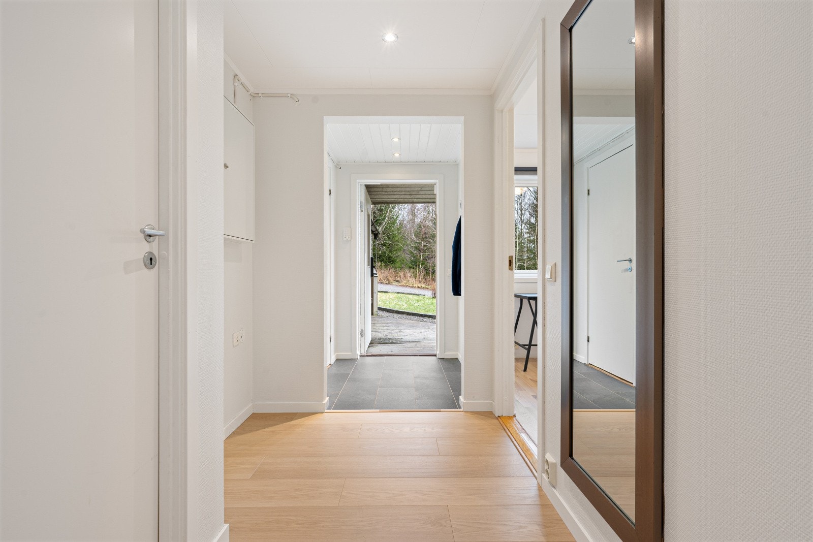 Romslig gang med god plass til å henge fra seg yttertøy. Galleribilde