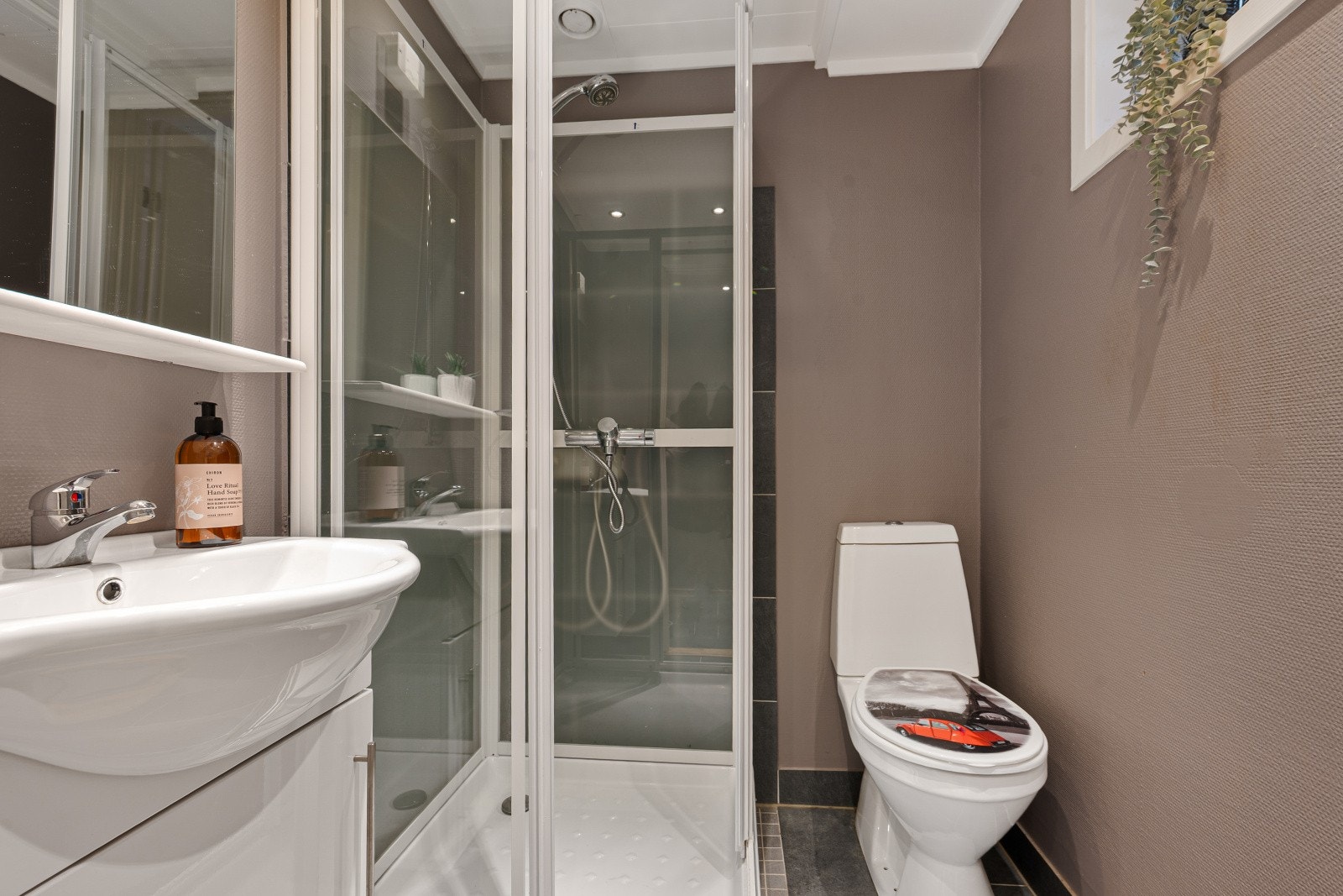 Ekstra bad bestående av wc, dusj og servant. Galleribilde