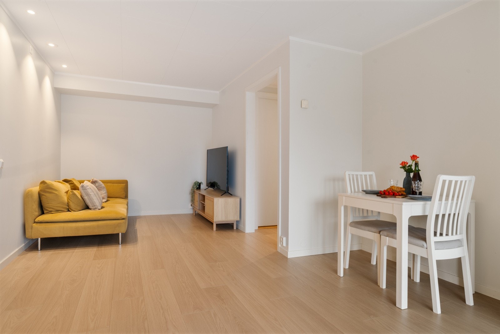 Plass til en sofagruppe og et spisebord. Mulighet for et større langbord om ønskelig. Galleribilde