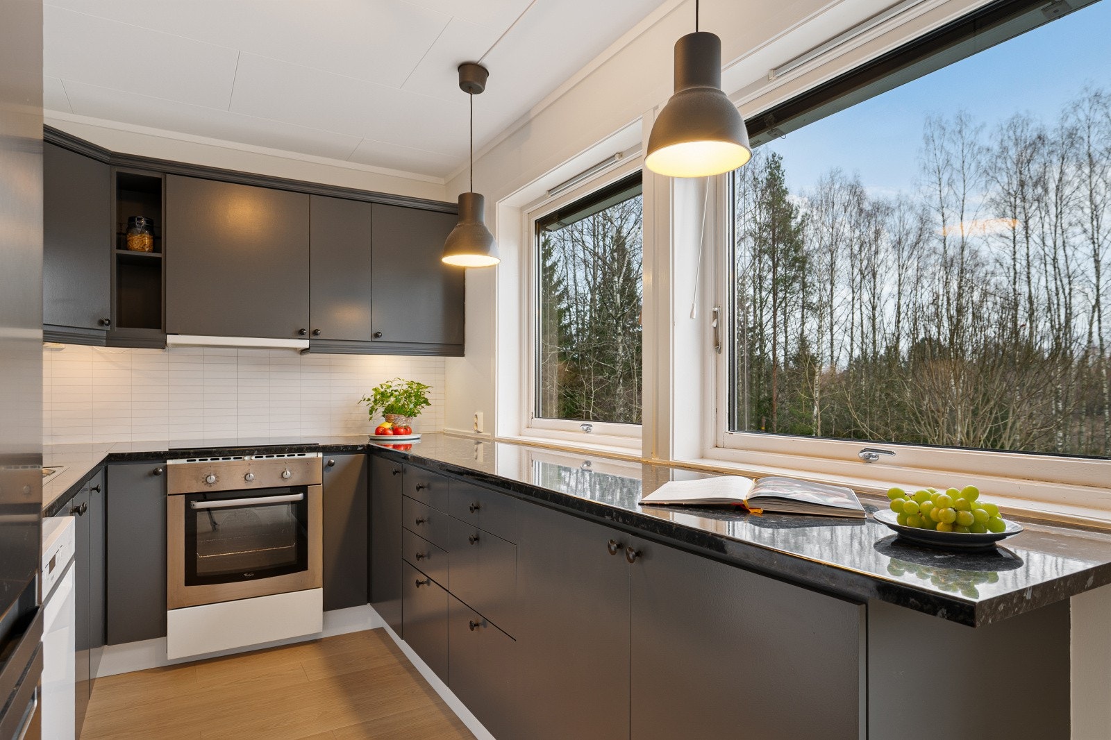 Innredningen har glatte fronter, laminat benkeplate og oppvaskkum av stål. Integrert koketopp og stekeovn. Opplegg for oppvaskmaskin. Galleribilde