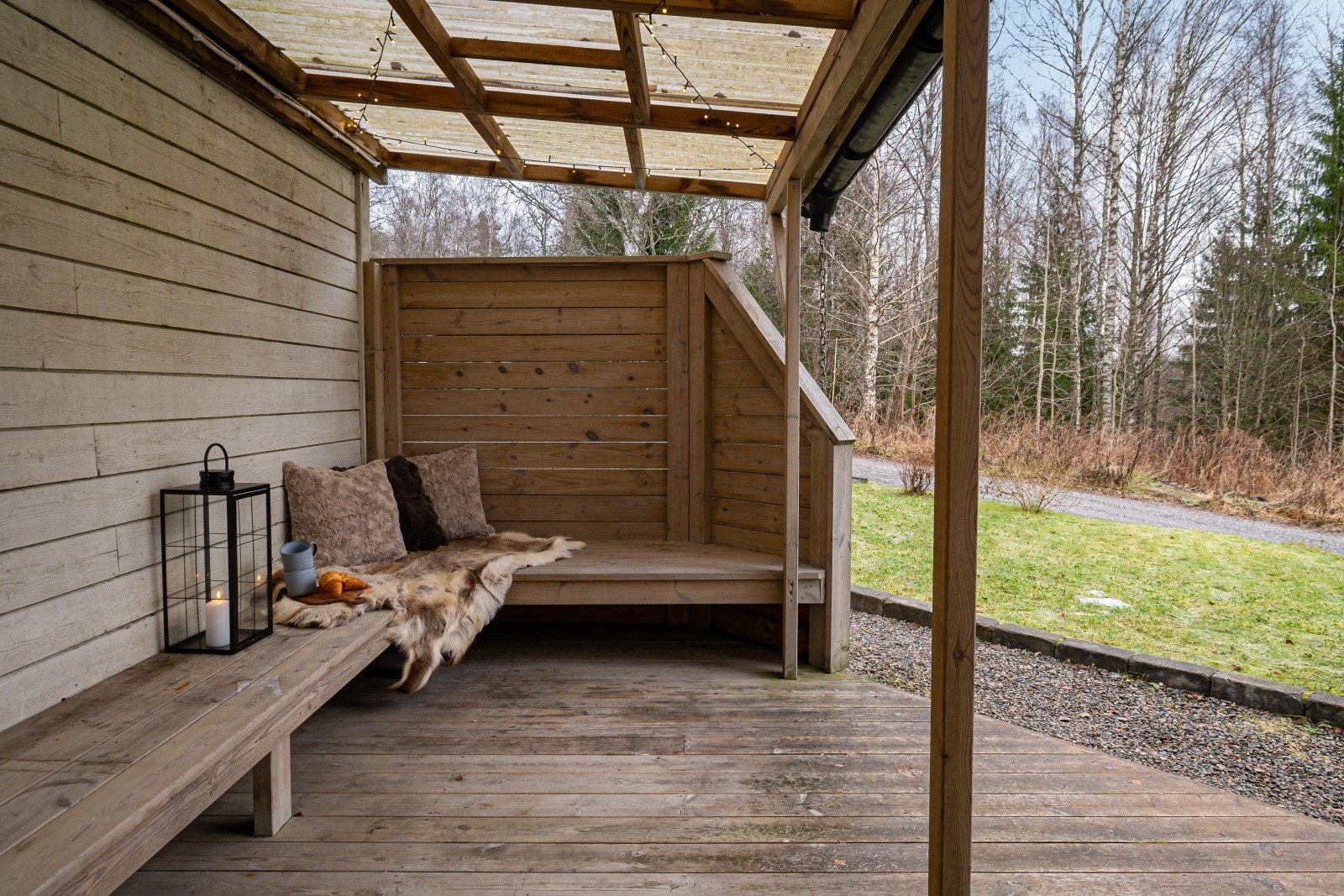 Leiligheten har tilgang til flere terrasser foran inngangsparti og stue på hele 22 og 26 kvm. Ved inngangspartiet har du et hyggelig hjørne med sittebenk. Galleribilde