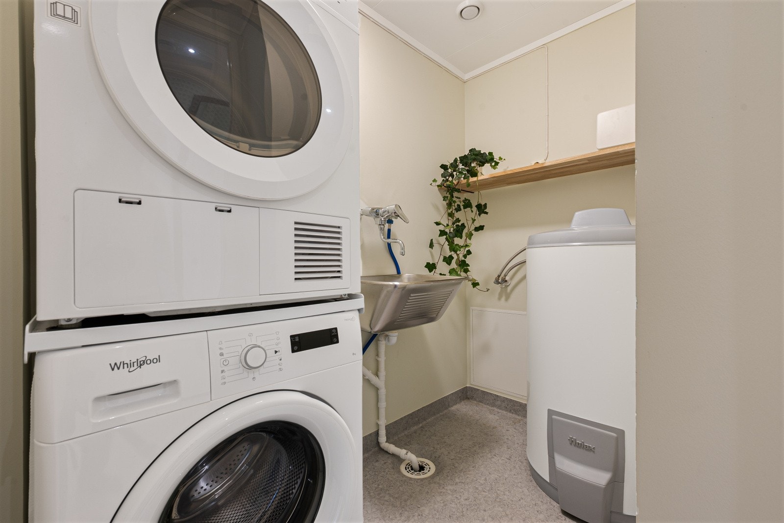 Vaskerom med opplegg til vaskemaskin og tørketrommel. Praktisk oppvaskkum. Nyere varmtvannsbereder. Galleribilde