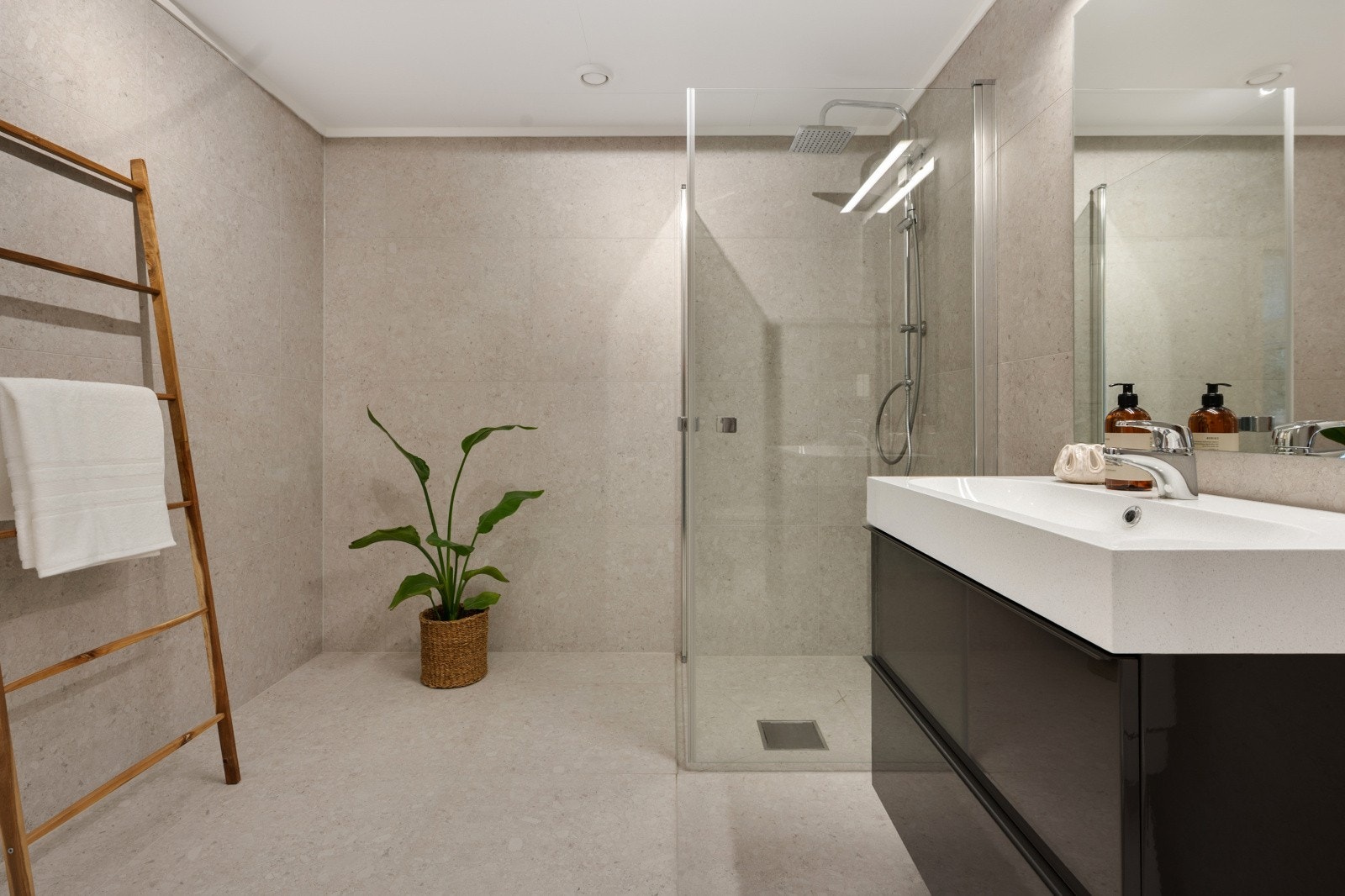 Innredning bestående av servant, gulvstående toalett og innfellbare dusjdører. Galleribilde