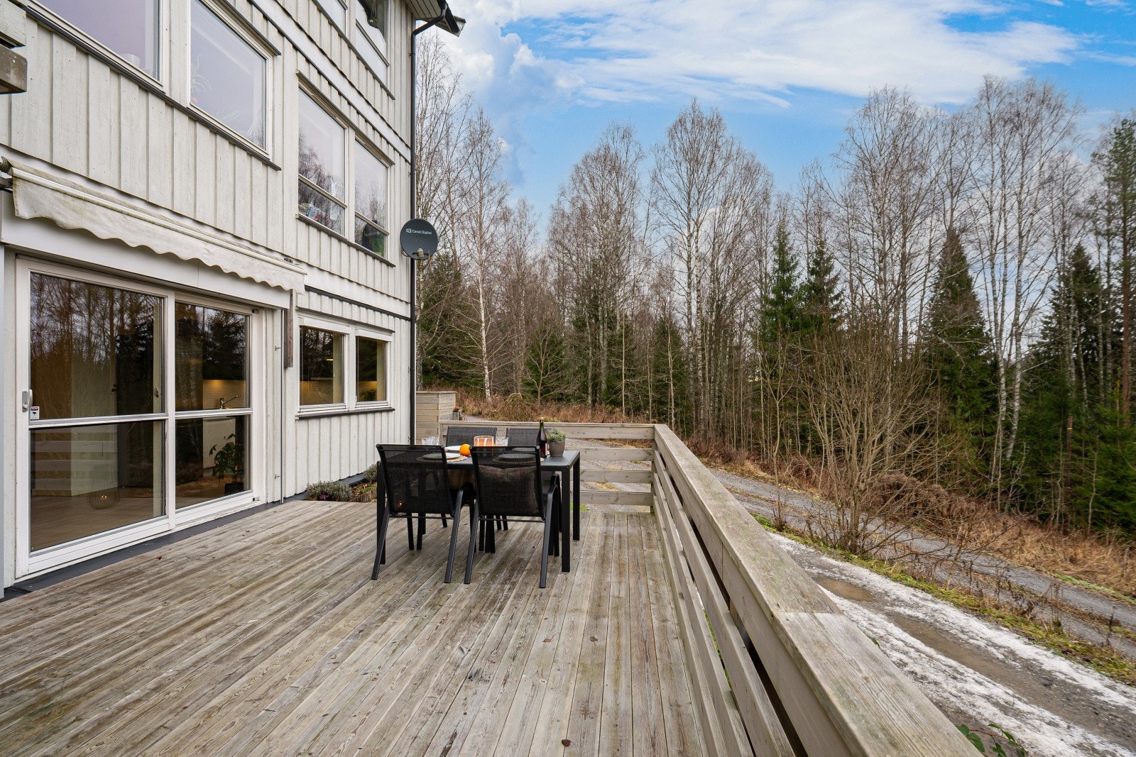 Leiligheten ligger i første etasje med en stor terrasse. Galleribilde