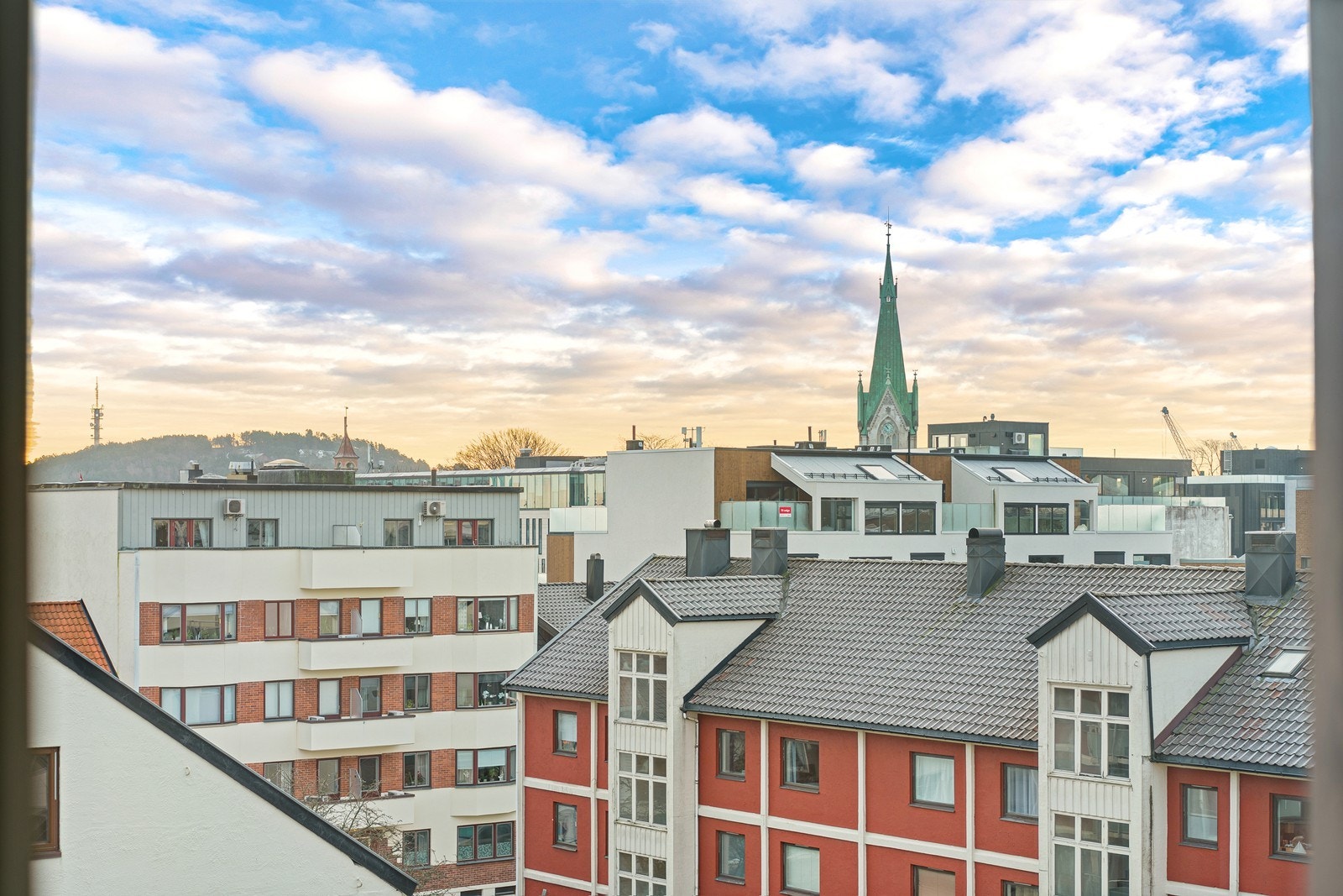 Leiligheten ligger i byggets 5. etasje med god utsikt over byen Galleribilde