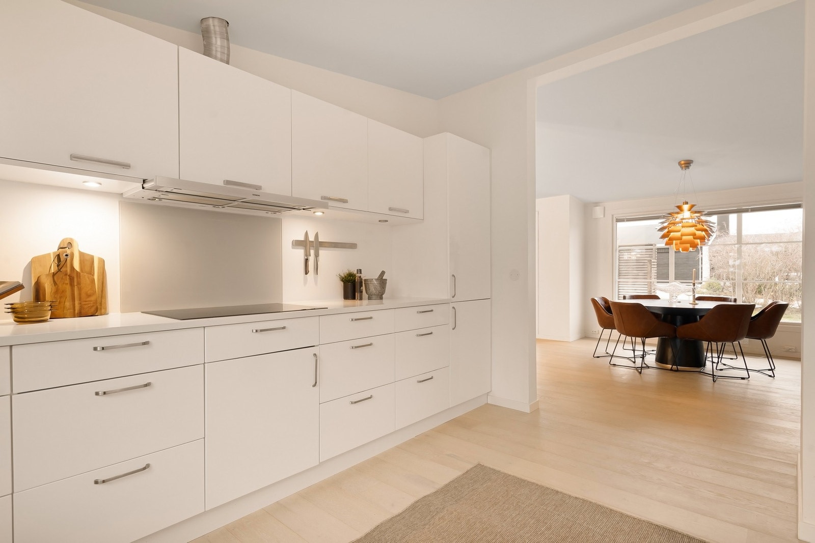 Oppgradert kjøkken med praktisk innredning og gode arbeidsflater Galleribilde