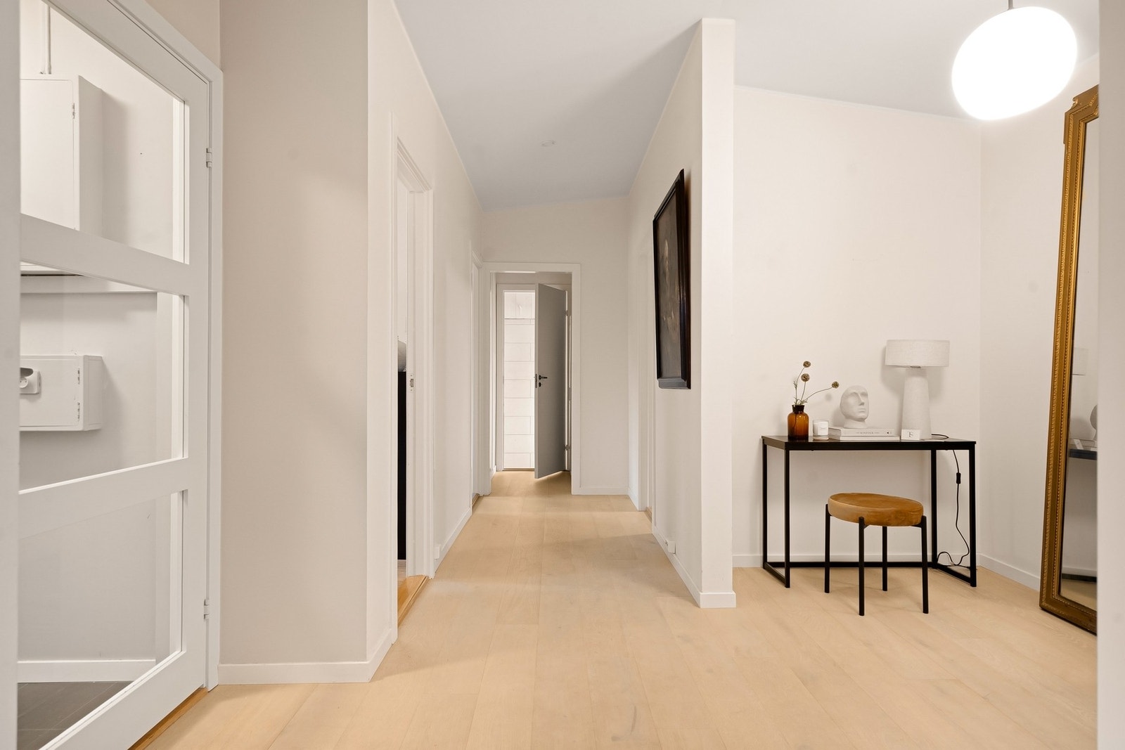 Direkte utgang til garasje fra gangen Galleribilde