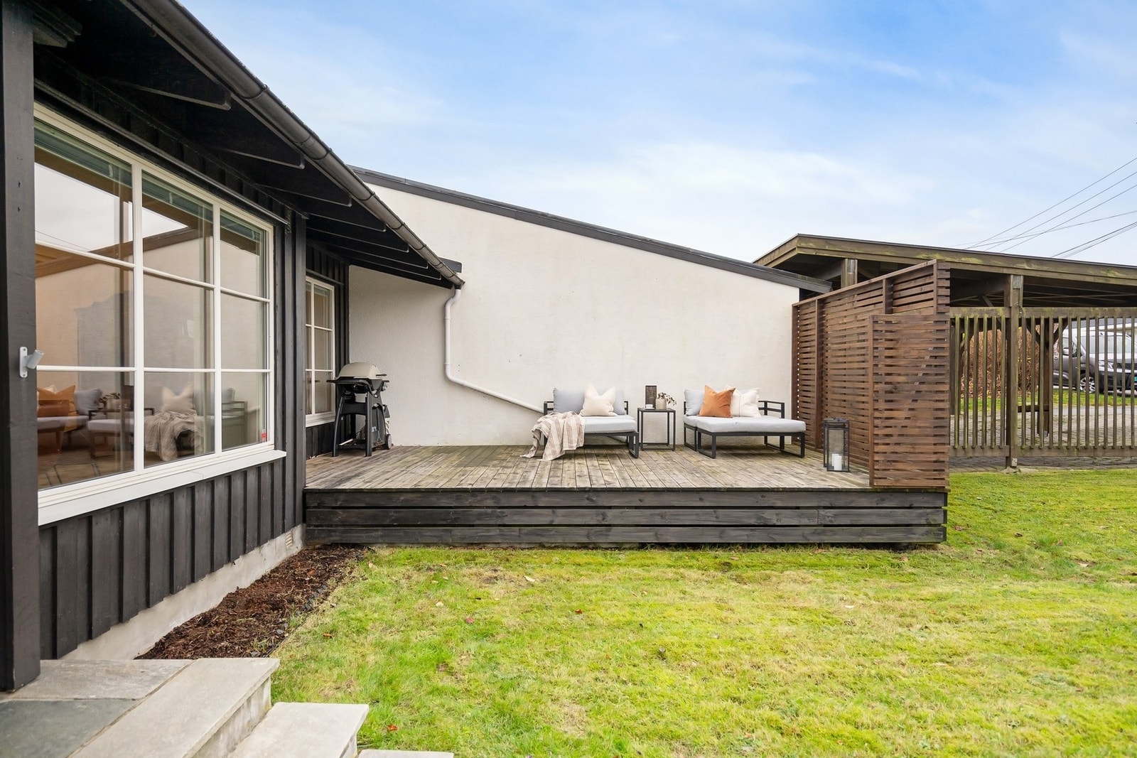 Hage med plen, hekk og beplantning Galleribilde