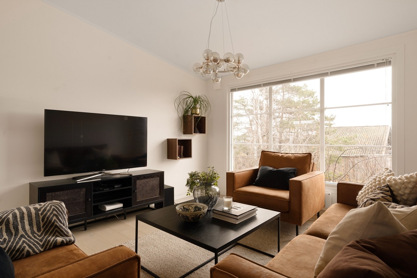 Stue med store vindusflater og behagelig lysinnslipp Galleribilde