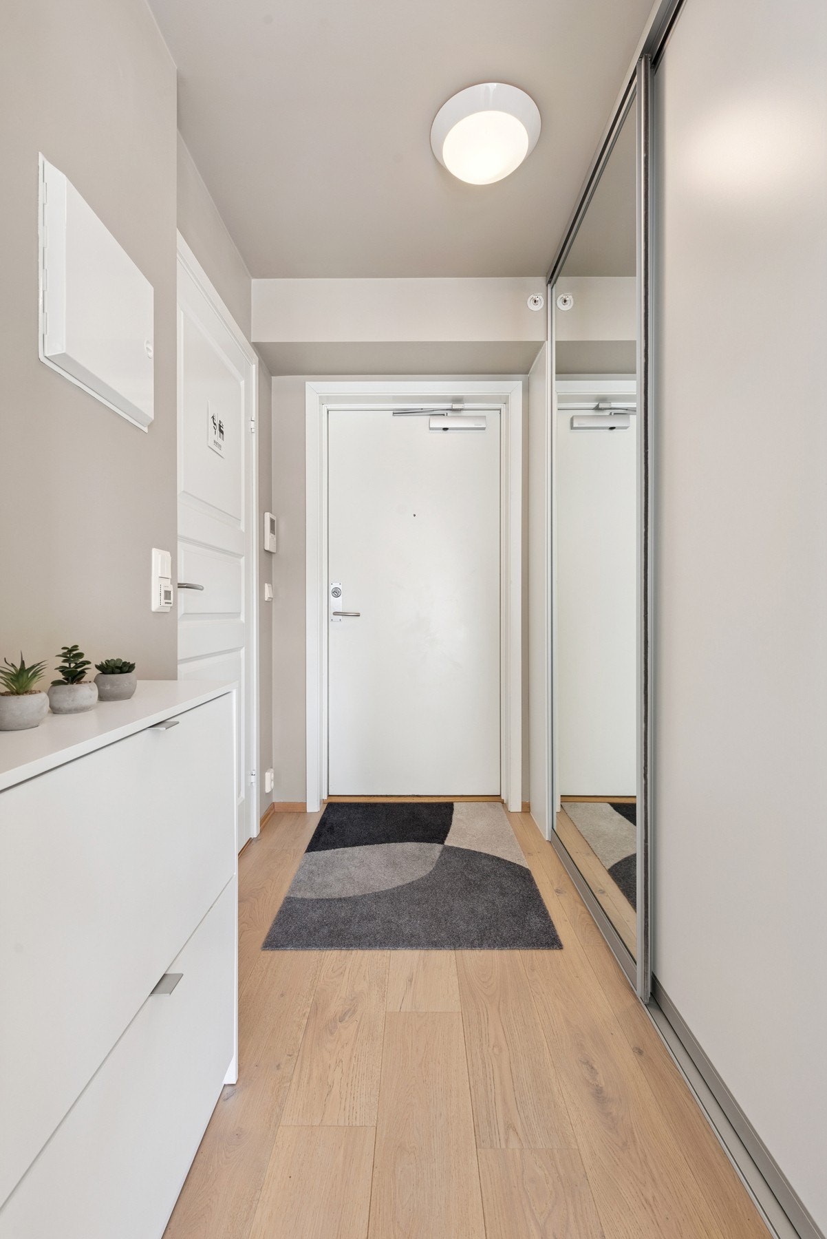 Lys og praktisk entré med god oppbevaringsplass for sko og yttertøy. Galleribilde