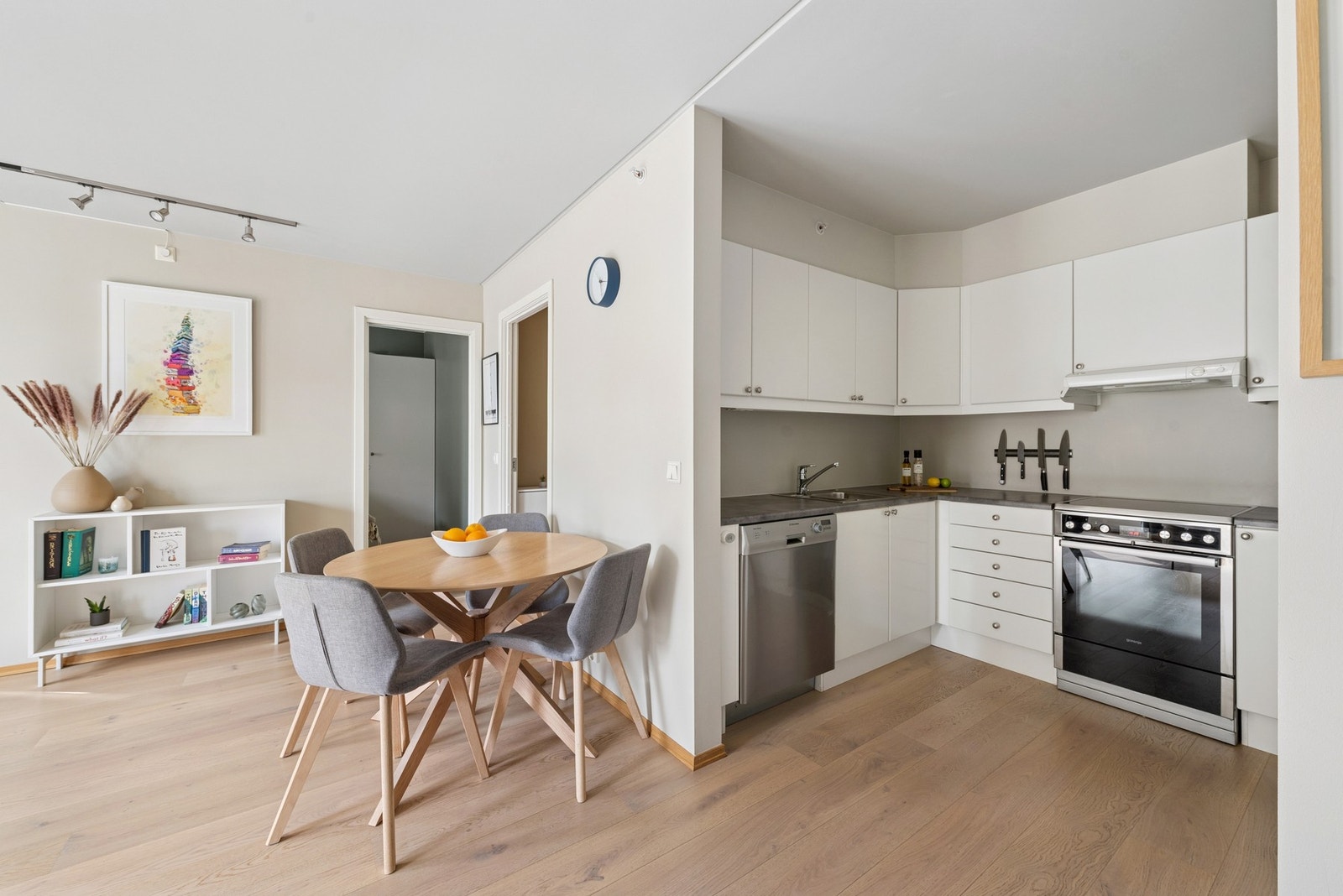 Praktisk nisjekjøkken med fin flyt. Galleribilde