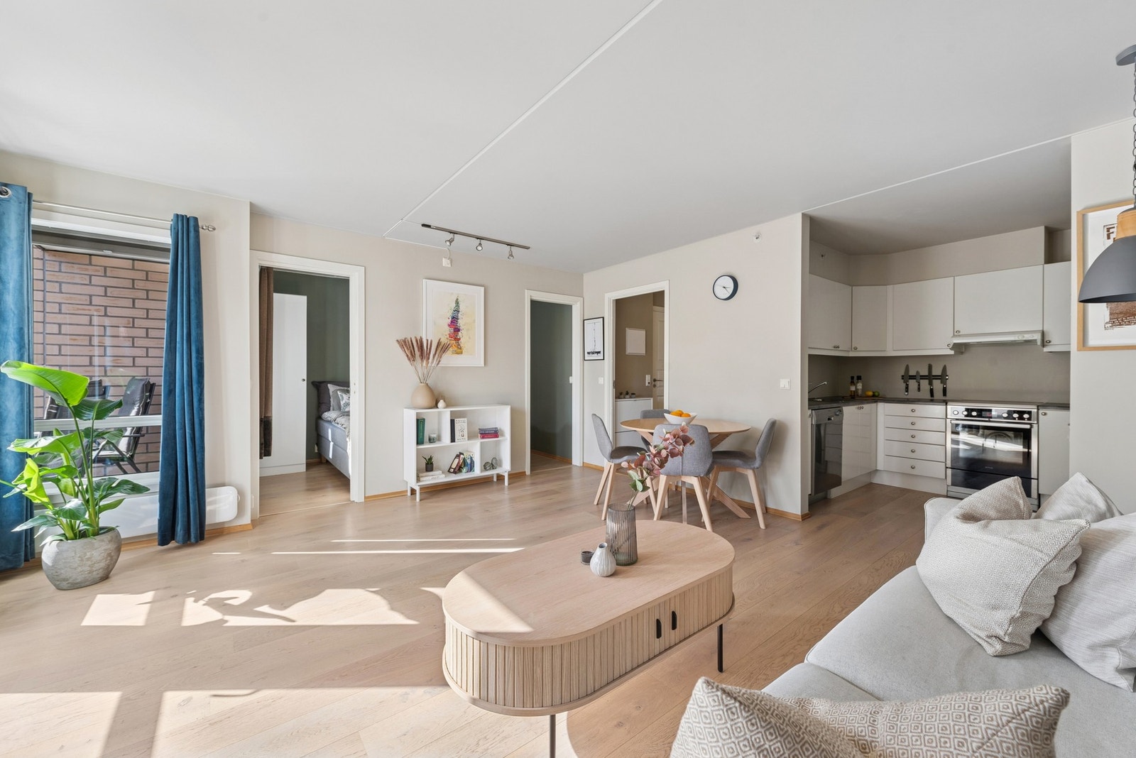 Lys og romslig stue med store vindusflater som slipper inn rikelig med naturlig lys. Galleribilde