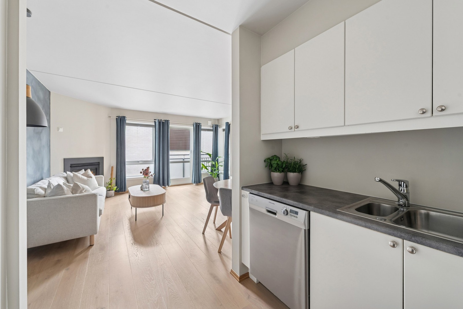 Åpen løsning mot stuen - perfekt for sosiale sammenkomster. Galleribilde