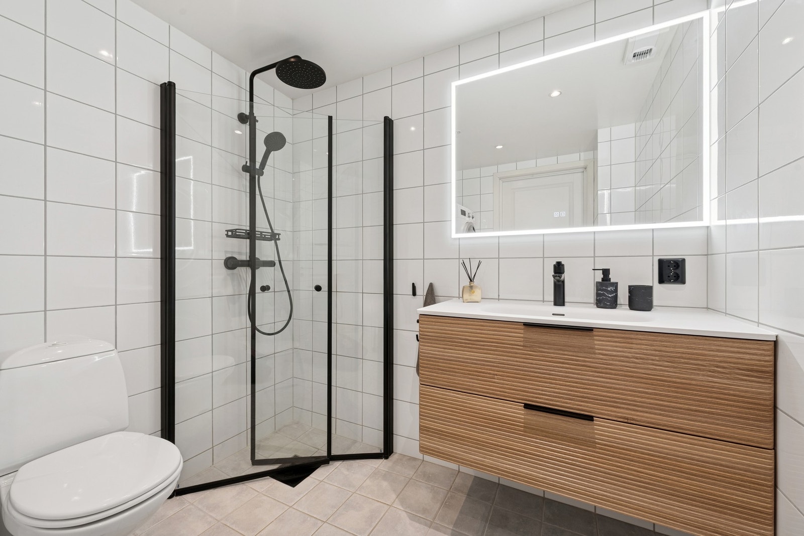 I tillegg kan badet by på dusjhjørne med glassdører, vegghengt toalett og opplegg for vaskemaskin og tørketrommel. Galleribilde