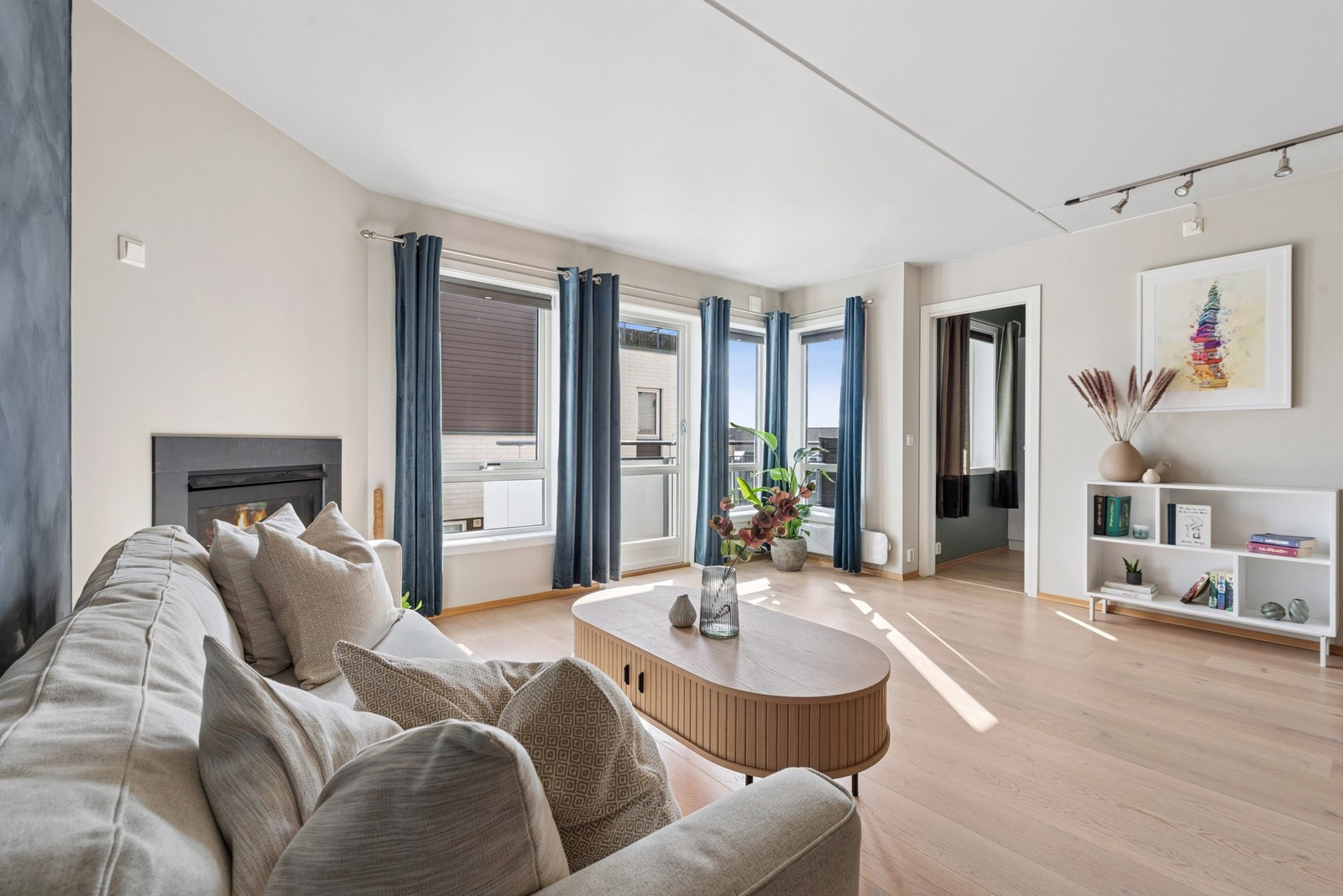 Sosial og innbydende stue med direkte adkomst til balkong. Galleribilde