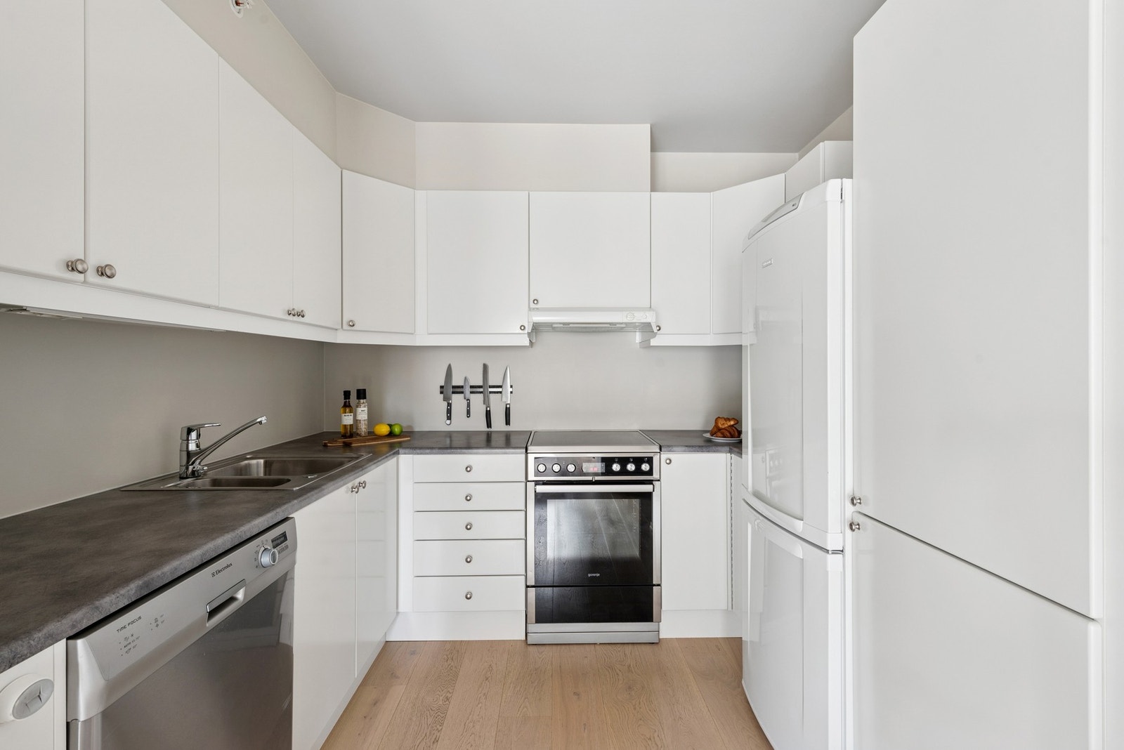 Kjøkkenet har alle hvitevarer frittstående, gode arbeidsflater og rikelig med skapplass. Galleribilde