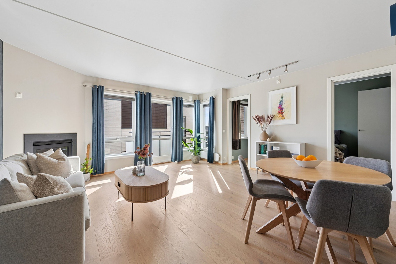 Store vindusflater gir rommet en herlig åpenhet og gjør stuen til et naturlig samlingspunkt i boligen. Galleribilde