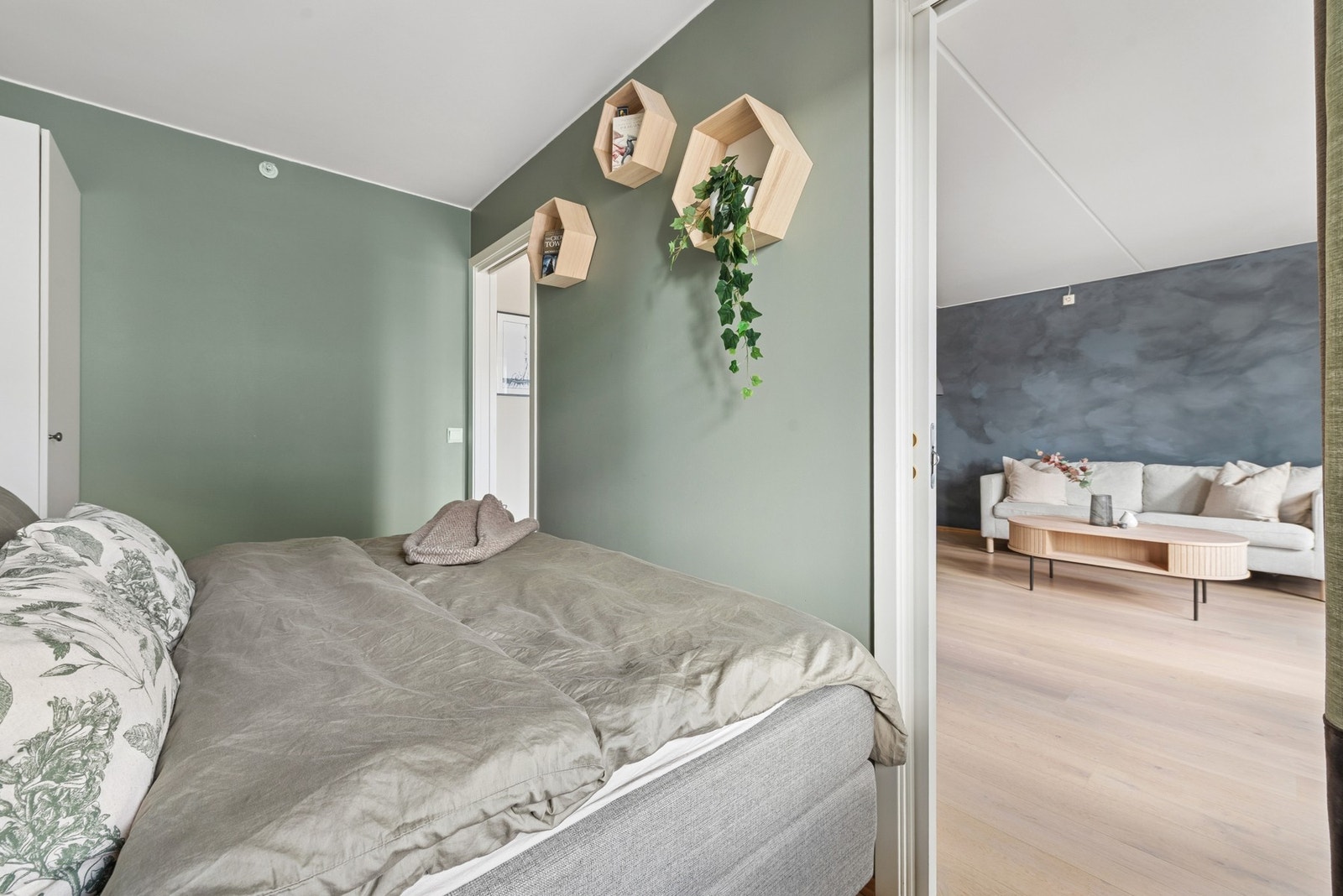 Et lunt soverom som inviterer til ro, hvile og gode netter. Galleribilde