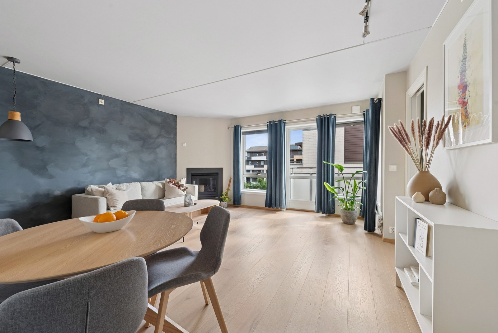 Stuen har god plass til sofamøblement og spisestue løsning. Galleribilde