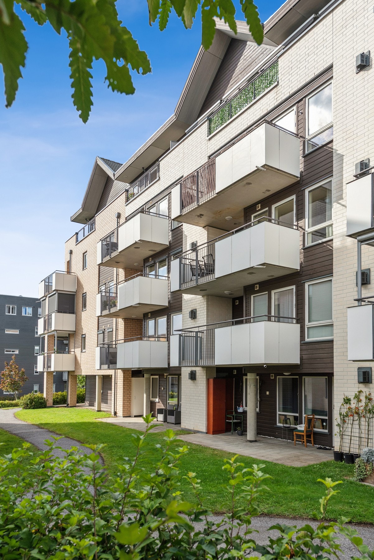 Idrettsanlegg, ny svømmehall, skøytebane og fotballbaner i nabolaget gir utallige muligheter for aktivitet og velvære. Galleribilde