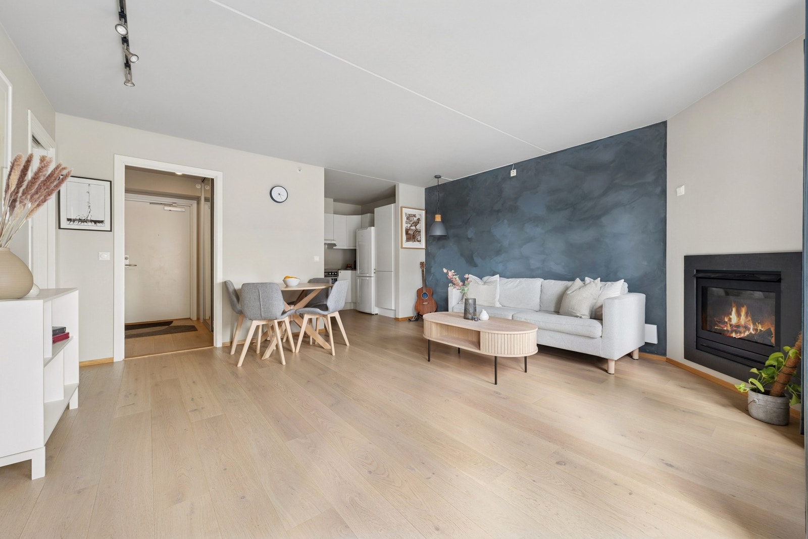 Videre inn i boligen finner du en stor stue med åpen kjøkkenløsning som skaper en herlig harmoni mellom matlaging og gjester. Galleribilde