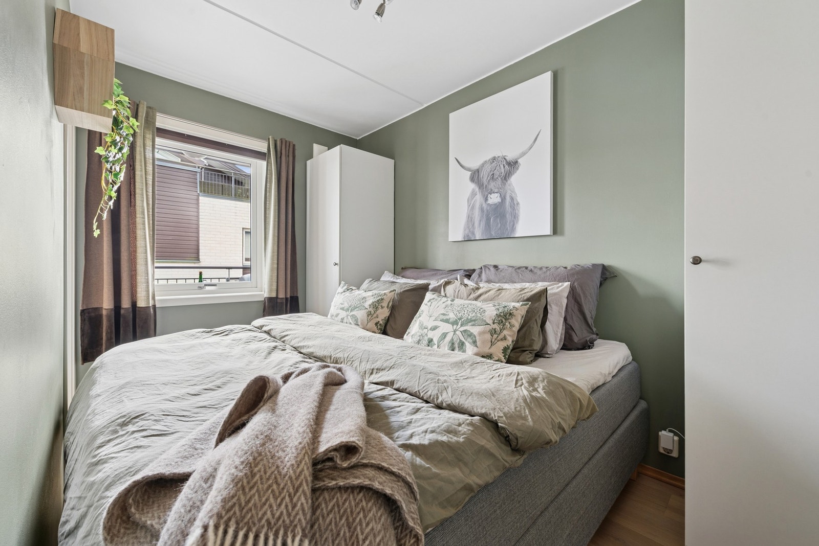 Romslig soverom med plass til dobbeltseng. Galleribilde