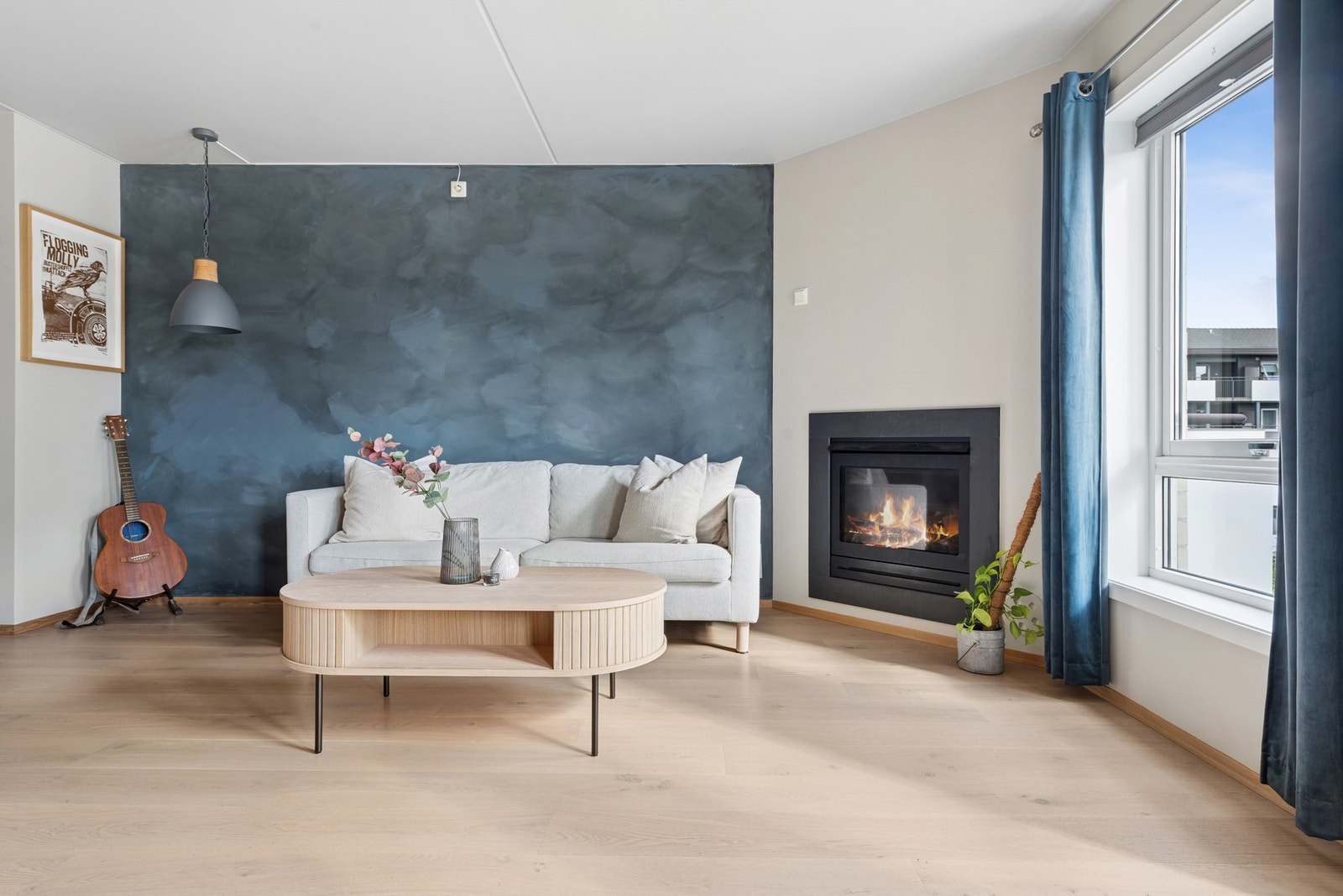 En stue du gleder deg til å komme hjem til - lys, romslig og full av muligheter. Galleribilde