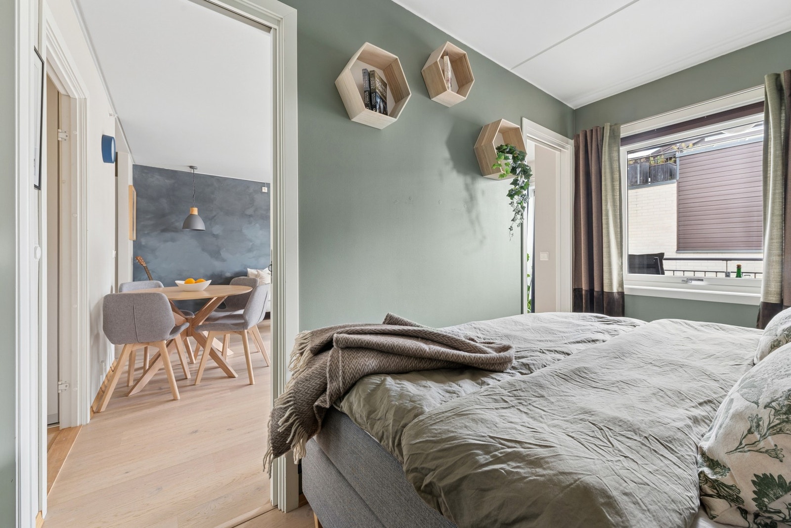 Soverommet har dører på hver sin side av rommet som gir enkel tilgang. Galleribilde