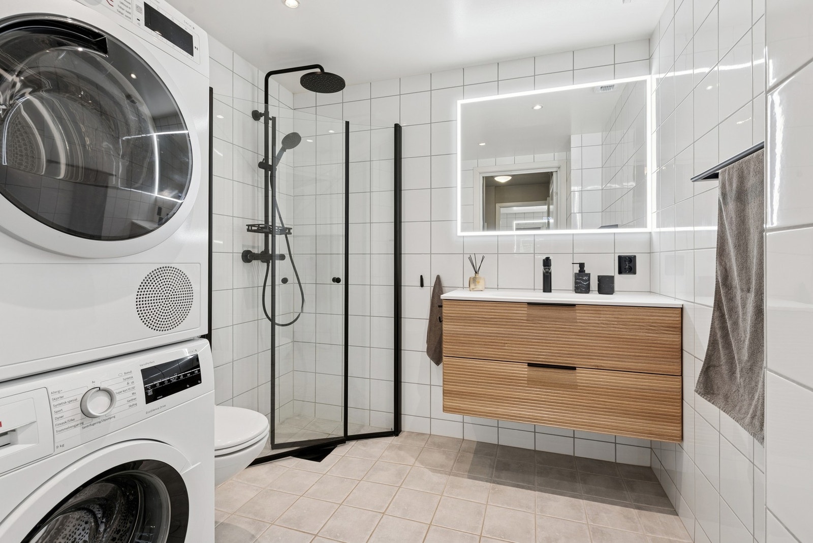 Oppgradert og stilrent bad med fliser på gulv og vegger, samt gulvvarme for ekstra komfort. Galleribilde