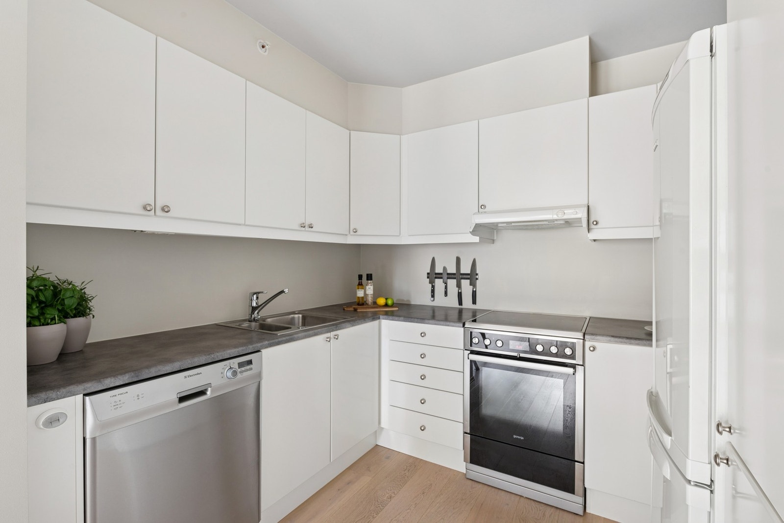 Et kjøkken som gjør det enkelt å trives - med god plass og oversiktlig. Galleribilde