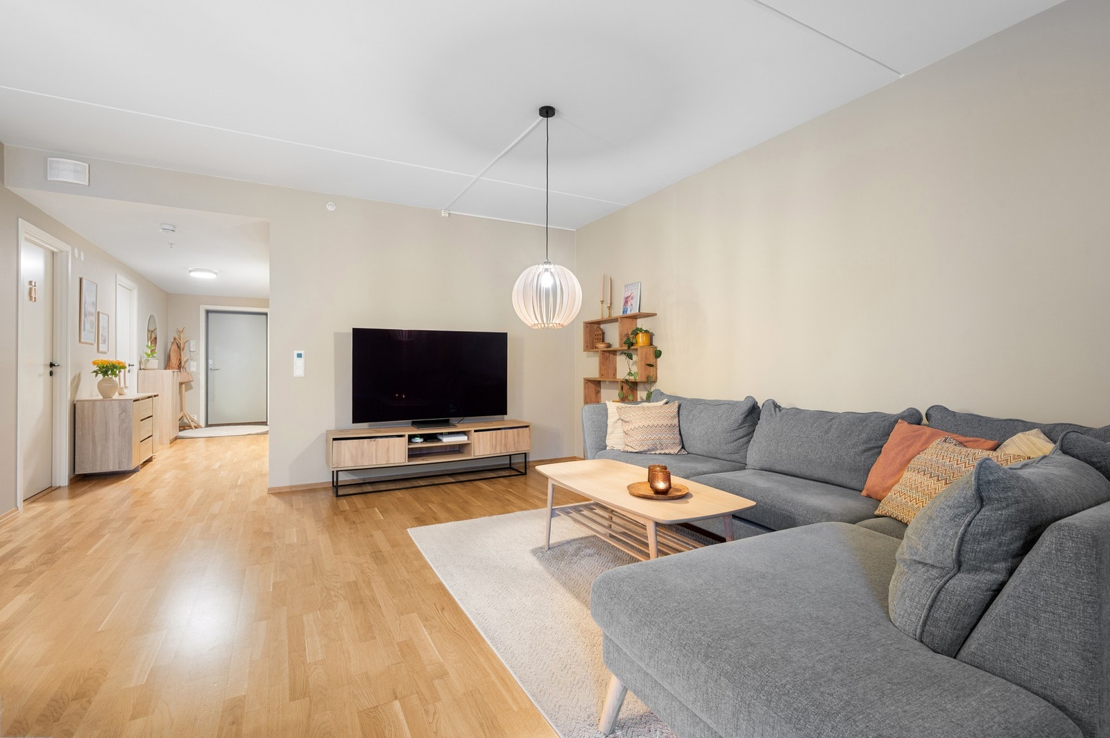 Her er det god plass til både sittegrupper, stue- TV- og spisebord. Galleribilde