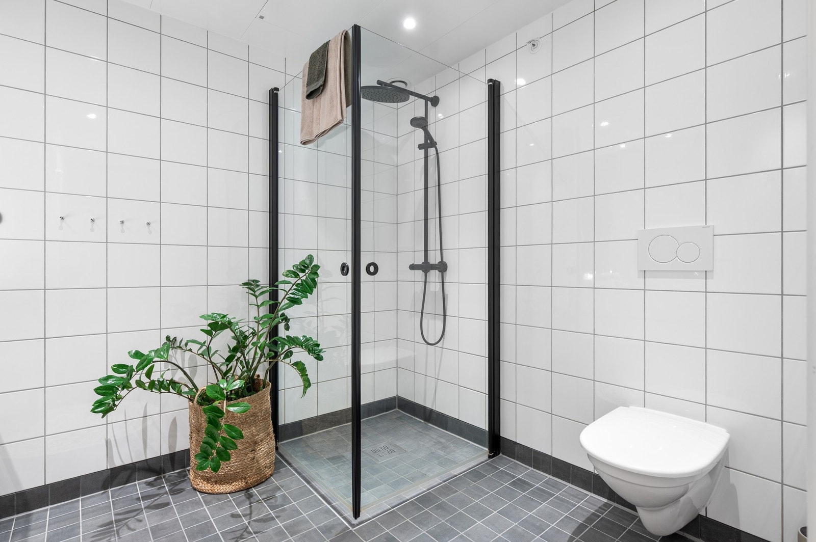 Av utstyr finnes bl.a. servant med underskap, speil, veggmontert WC, dusjhjørne og opplegg til vaskemaskin. Galleribilde