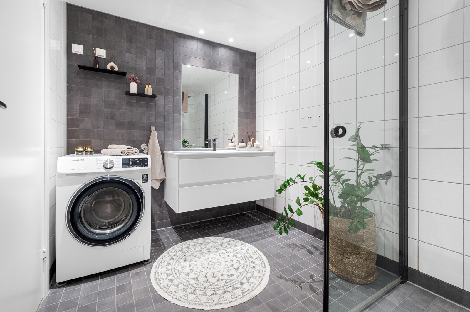 Lyst og lekkert flislagt bad på ca. 5,7m² med alt man trenger. Galleribilde