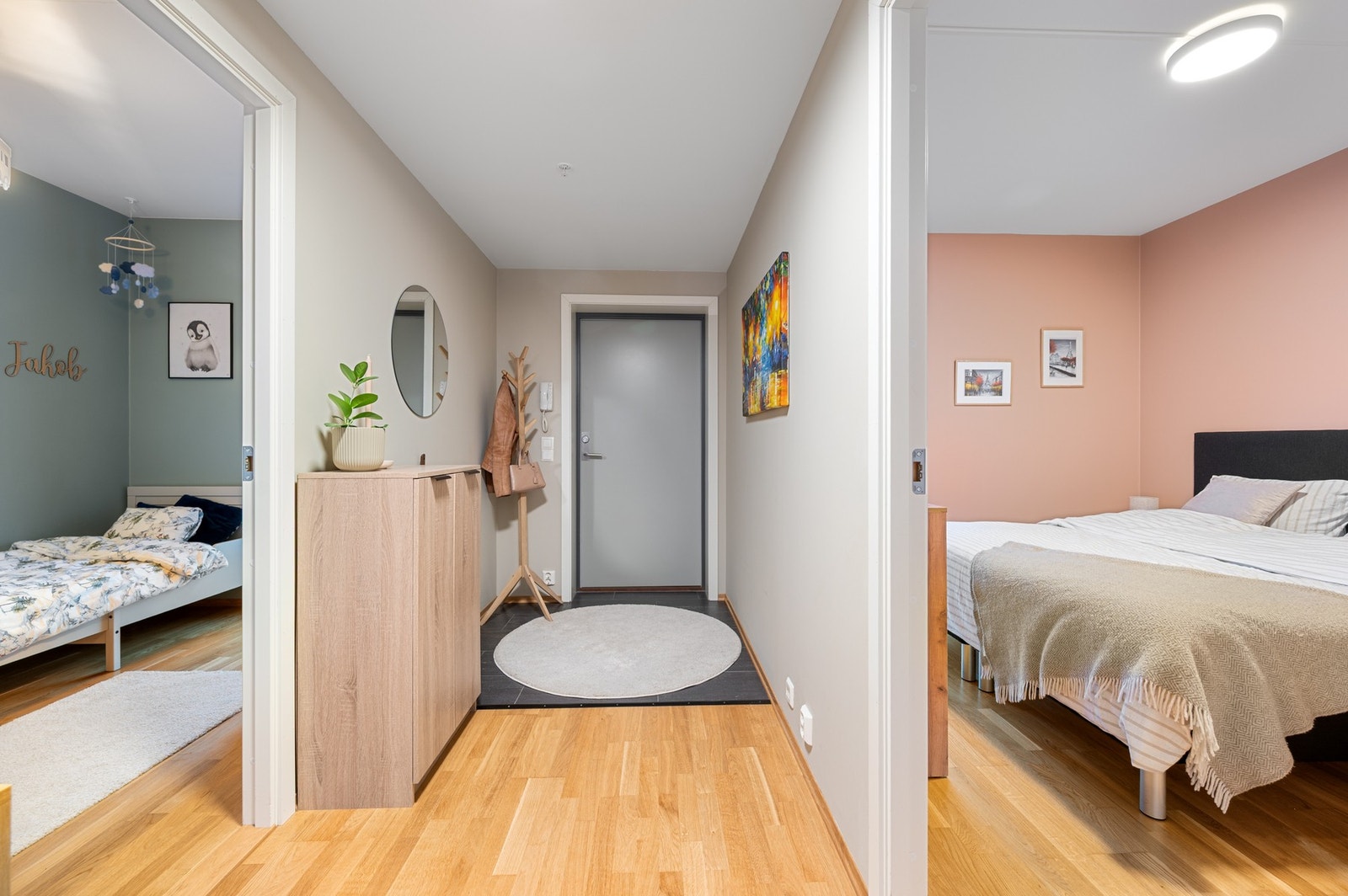 Romslig entré på hele 10,2m² med enkel adkomst til alle rom i leiligheten. Galleribilde