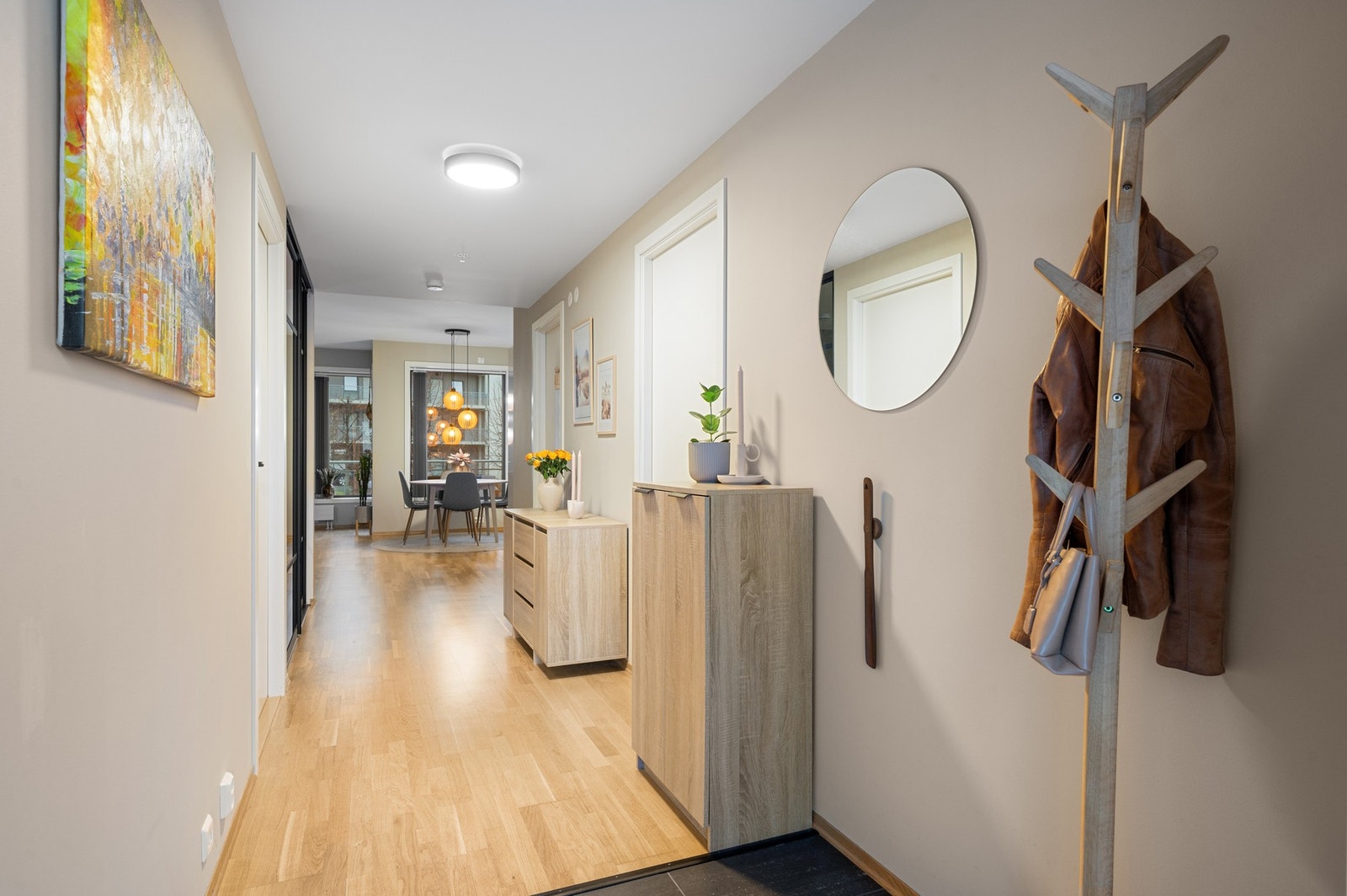 Her har man også god plass til å henge fra seg klær og utstyr. Galleribilde