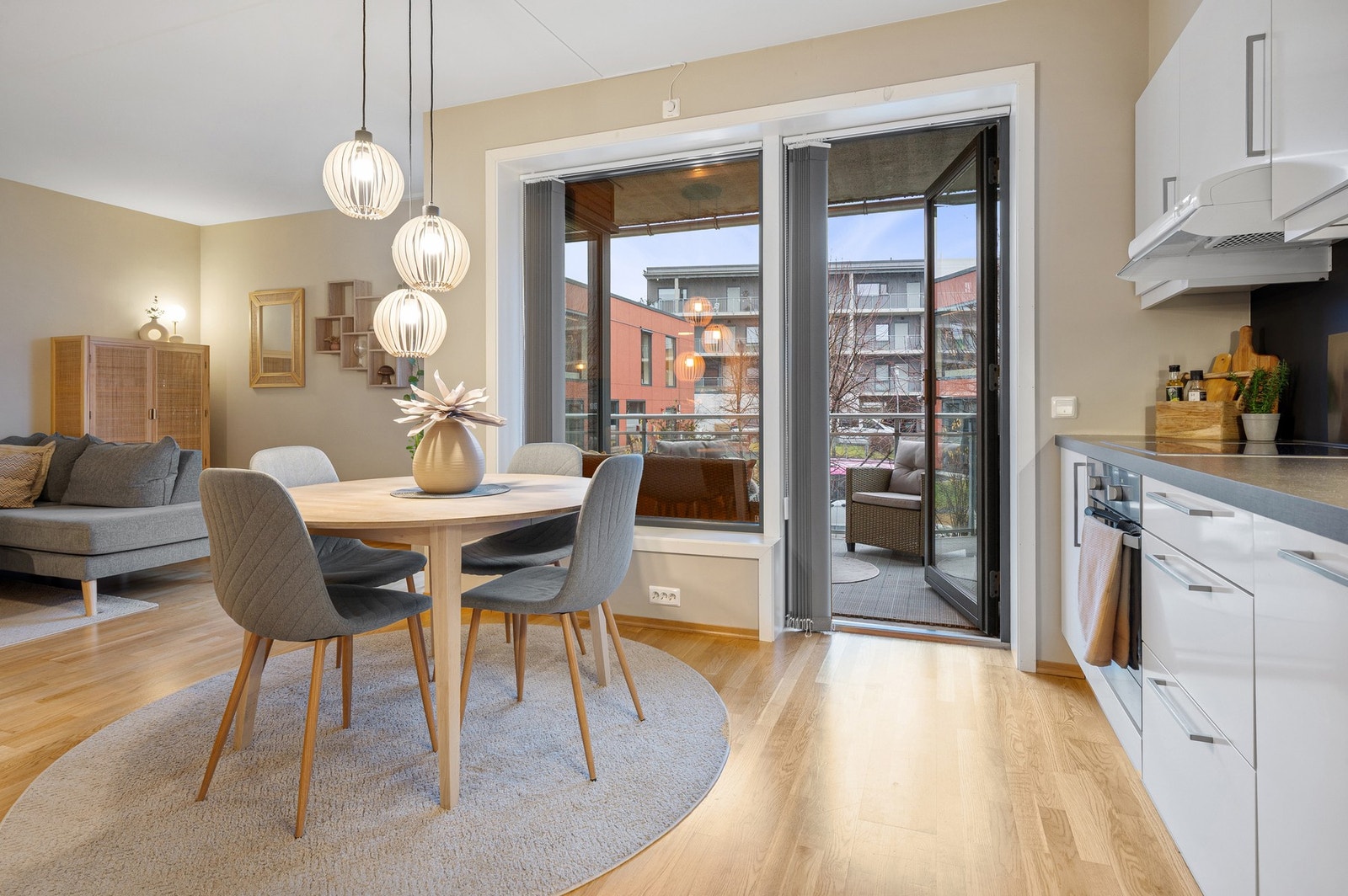 Boligen har store vindusoverflater som slipper inn rikelig med naturlig lys, noe som bidrar til en behagelig atmosfære. Galleribilde