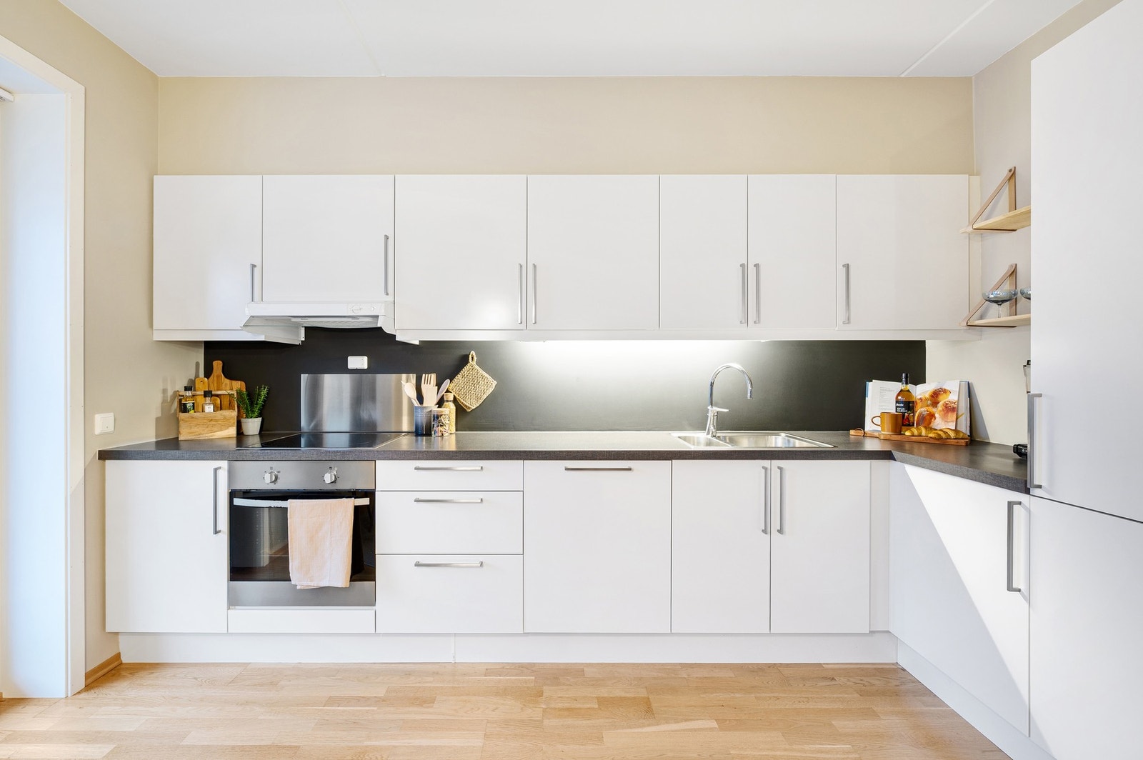 Her har man bl.a integrert platetopp, stekeovn, kjøleskap og oppvaskmaskin. Galleribilde