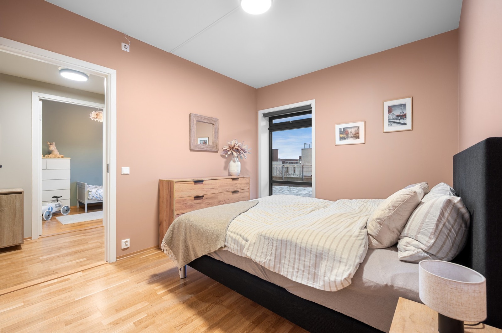 Her har man god plass til ønsket soveromsmøblement. Galleribilde