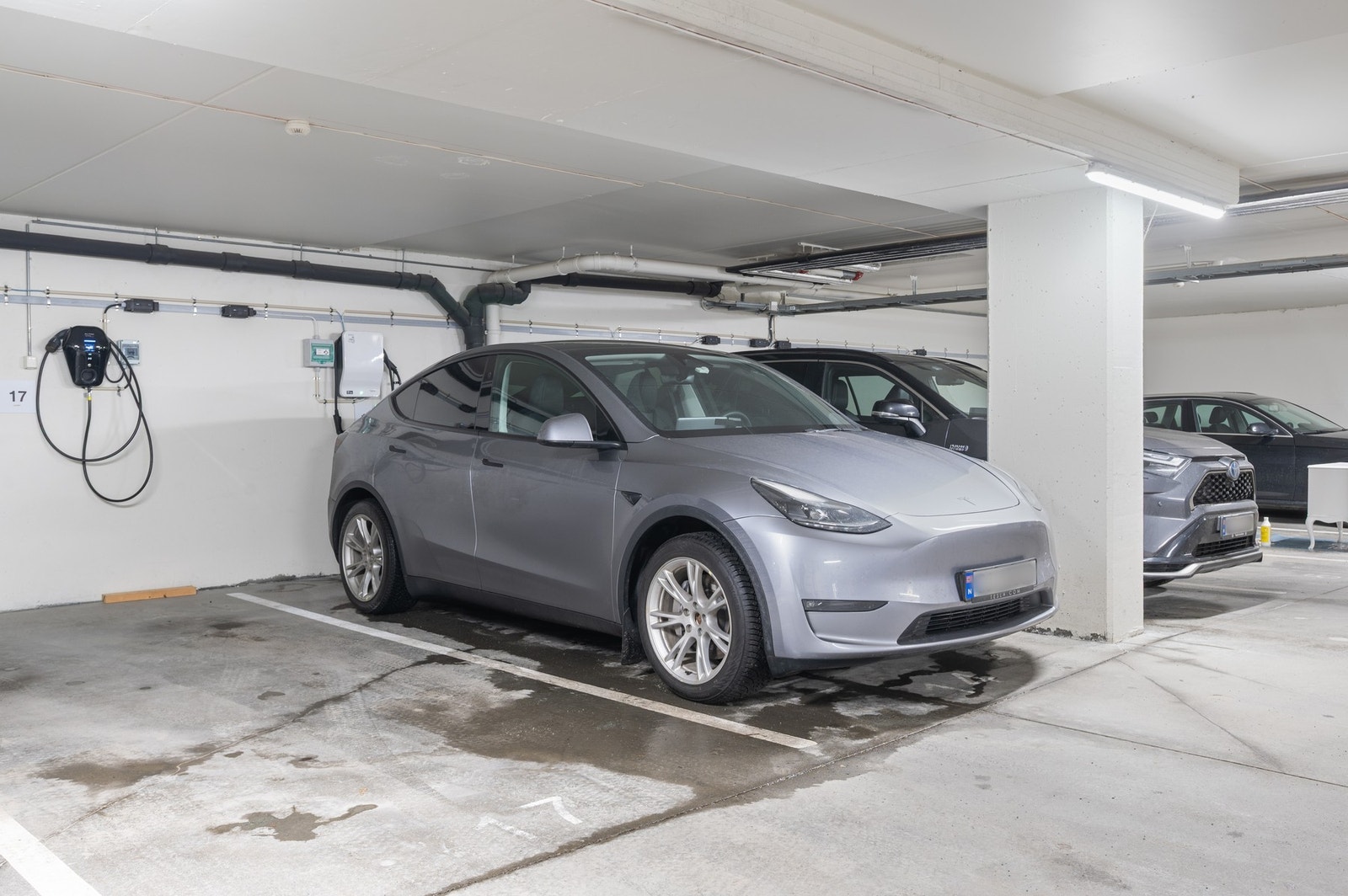 Leiligheten disponerer en p-plass m/elbillader i felles garasjeanlegg. Galleribilde