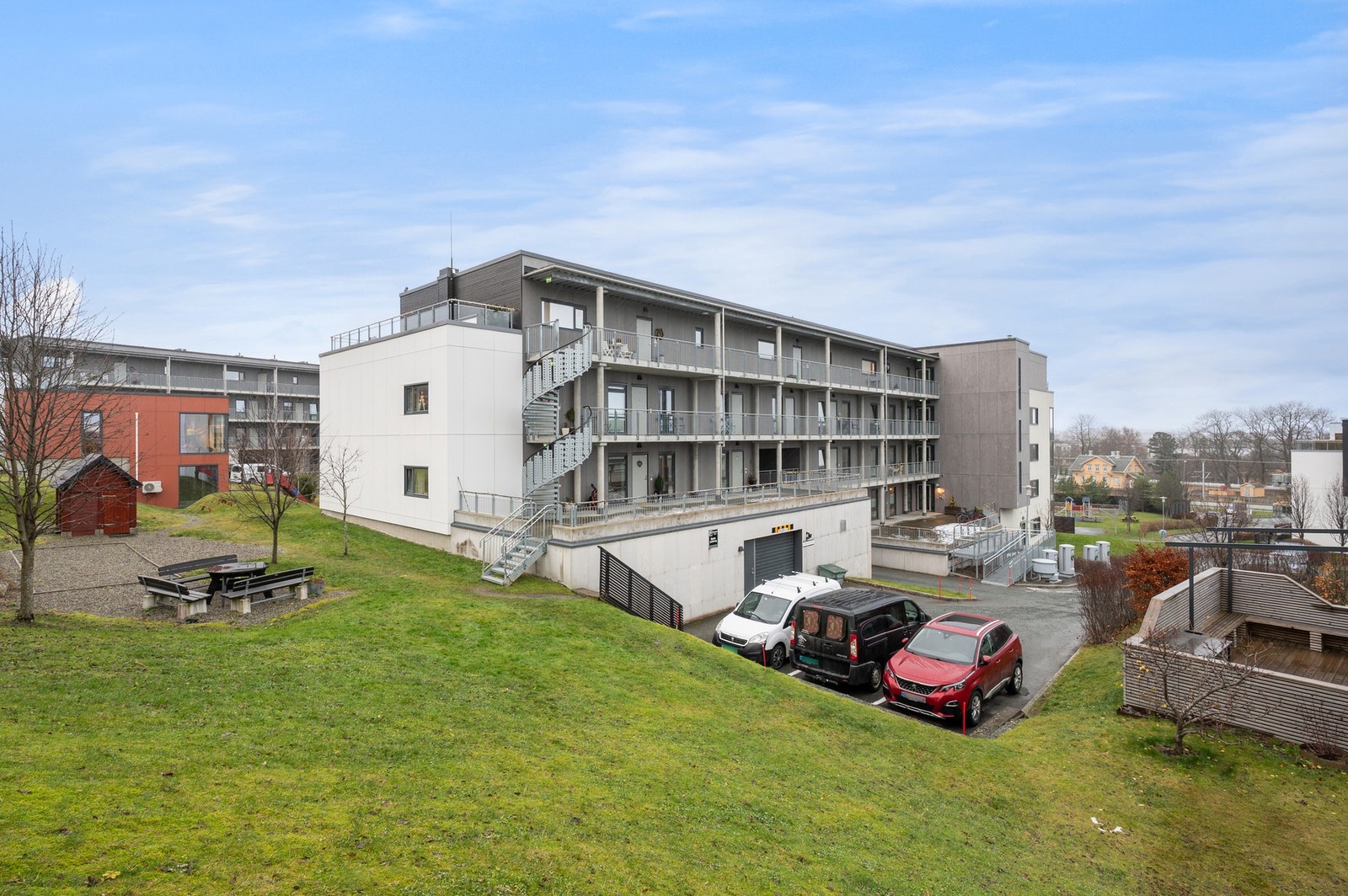 Det er flere gjesteparkeringer like ved leiligheten. Galleribilde