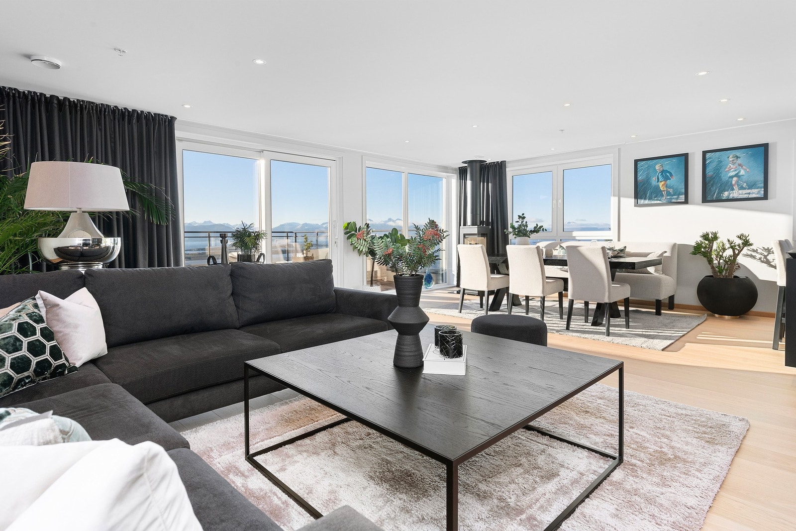 Panoramautsikt kan nytes fra både spiseplassen og sofakroken Galleribilde