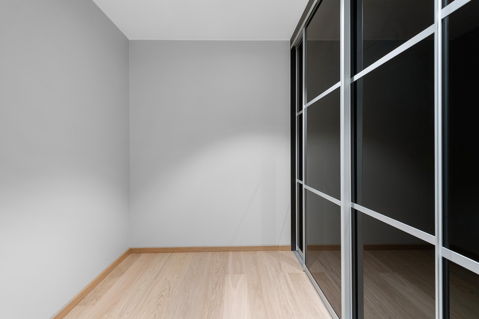 Fra vaskerommet kommer du inn i walk-in closet/ bod Galleribilde