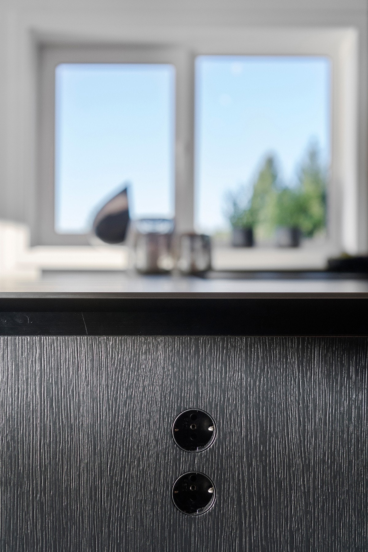 Kjøkkenet har mange flotte og praktiske detaljer, blant annet innfelte stikkontakter. Galleribilde