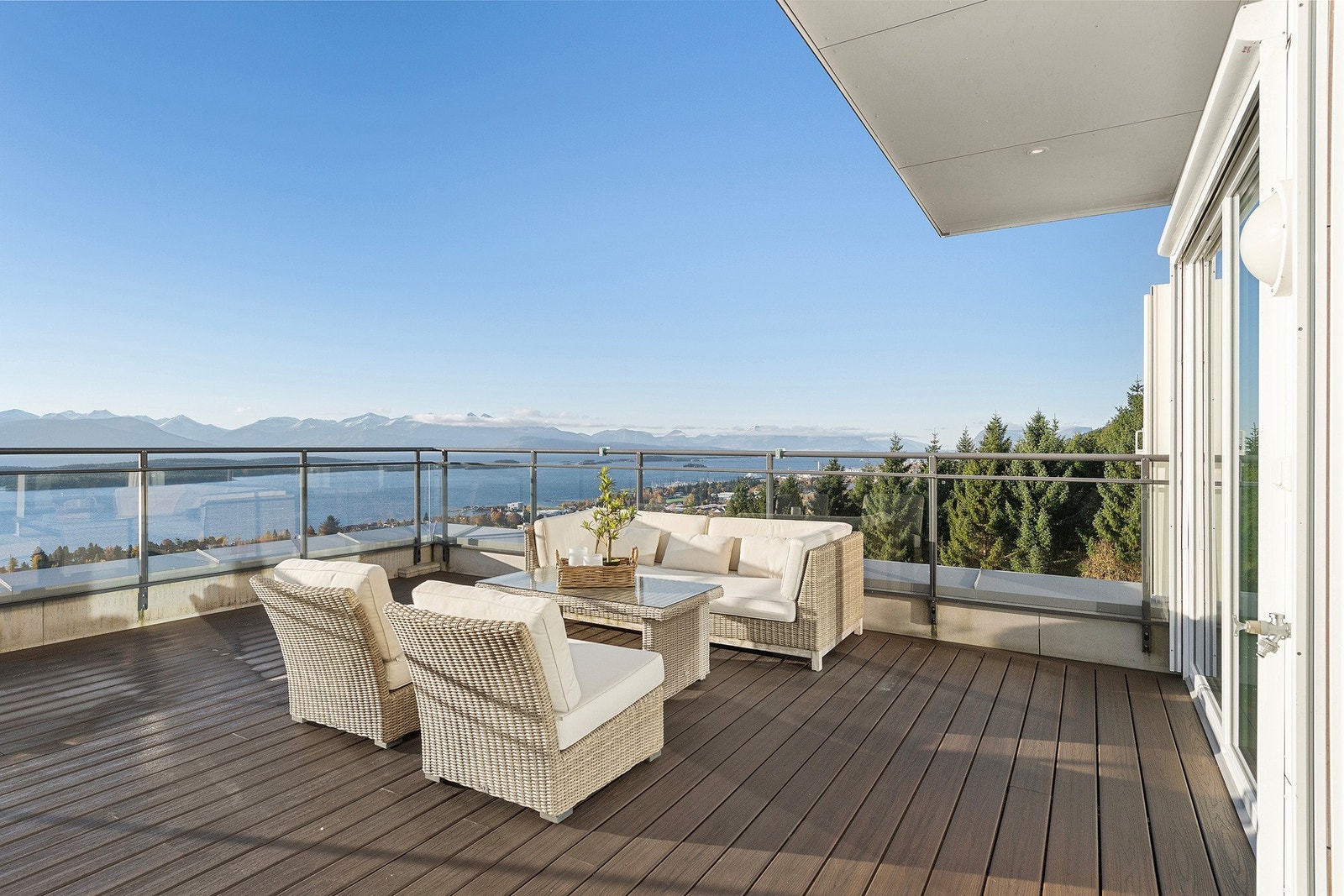 Leiligheten ligger i 10. etasje i A-blokka, og har en romslig veranda med nydelig utsikt. Galleribilde