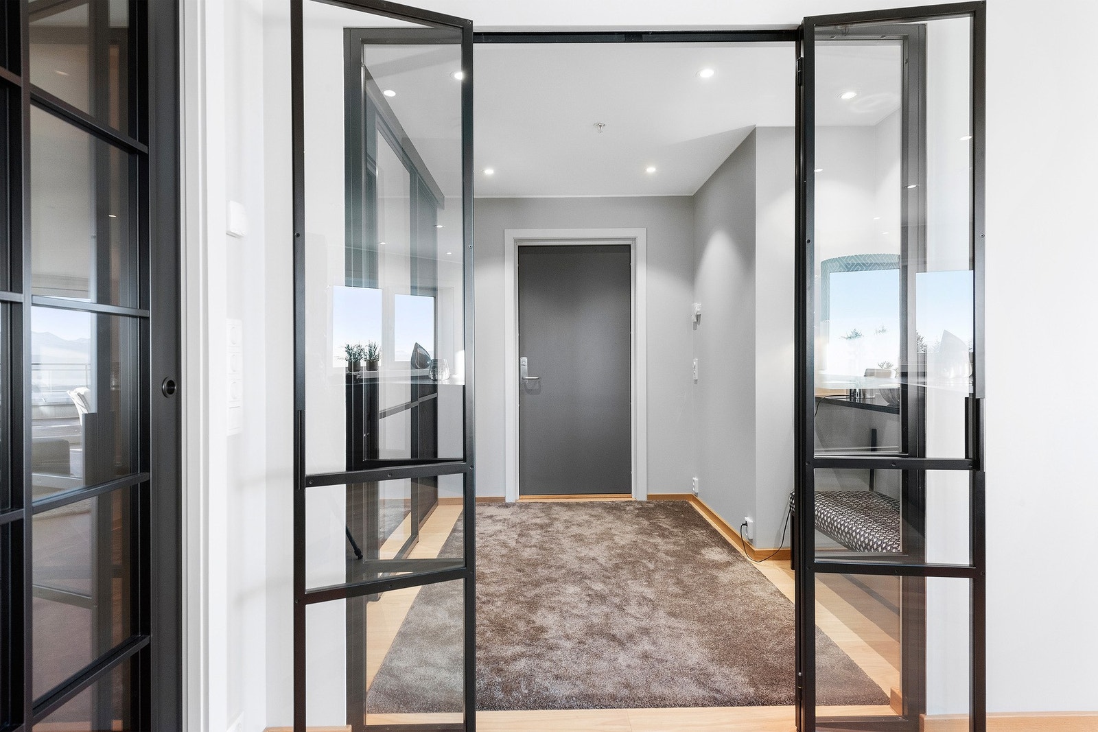 Glassdører mellom entre og kjøkken/stue Galleribilde