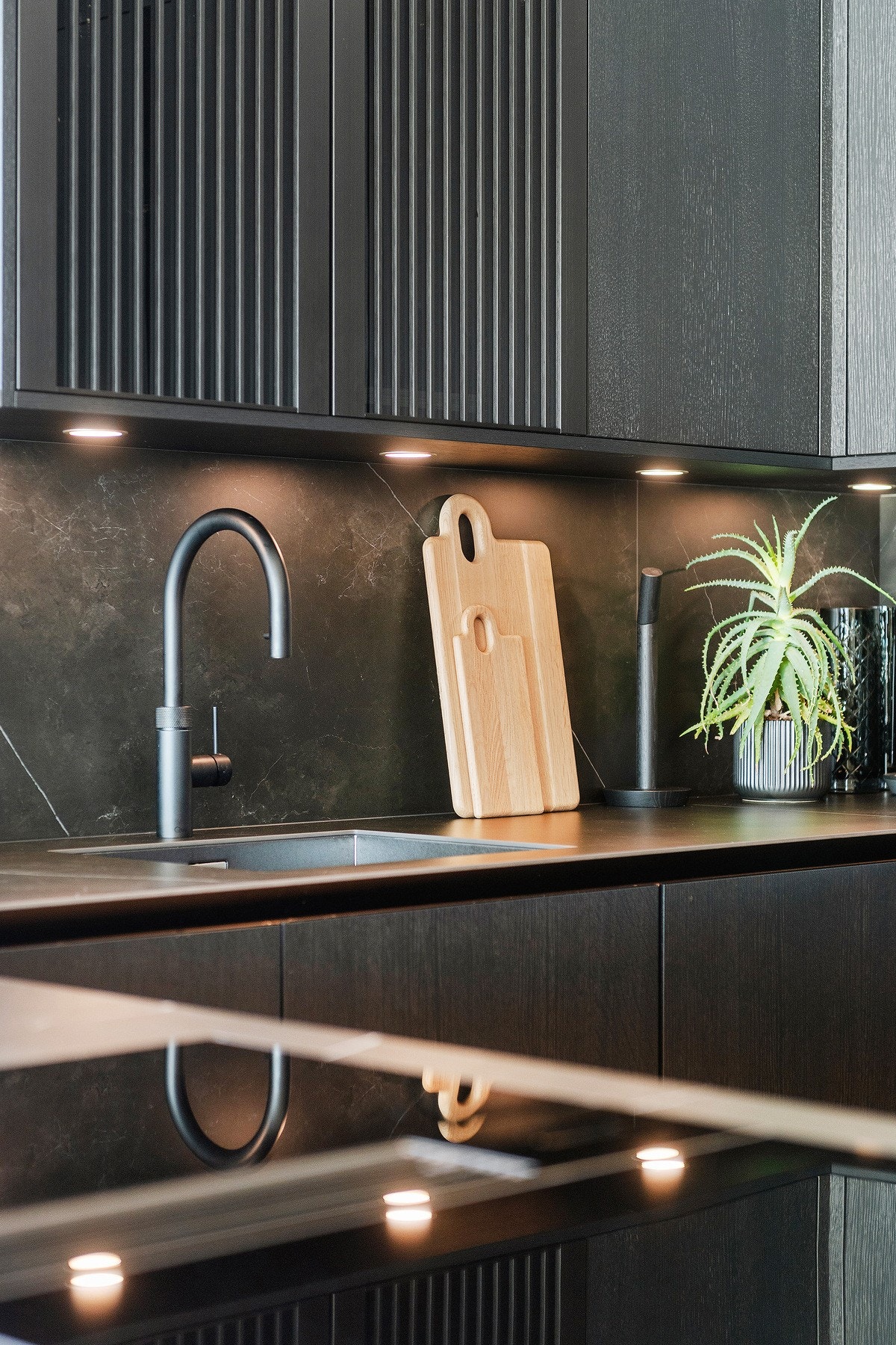 Kjøkkenet er godt gjennomført med mange detaljer Galleribilde