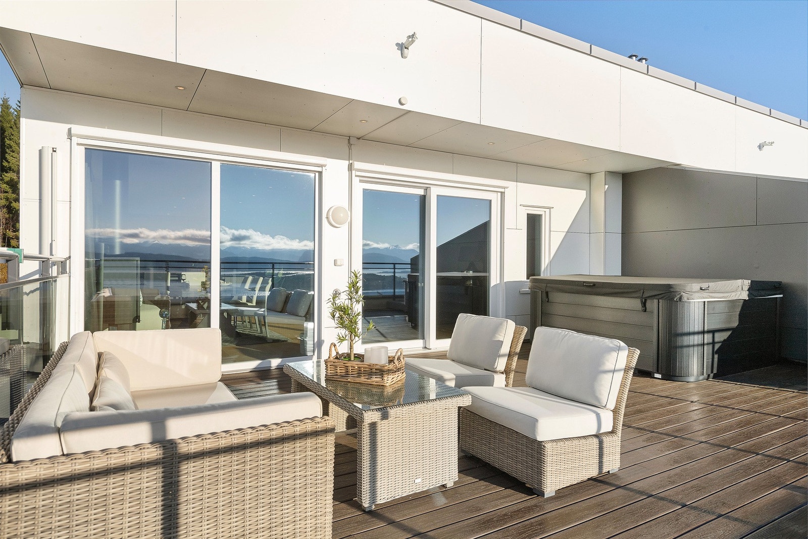 Romslig veranda i toppetasjen. Per dags dato har veranda betong-heller til underlag og boblekar er fjernet. Galleribilde