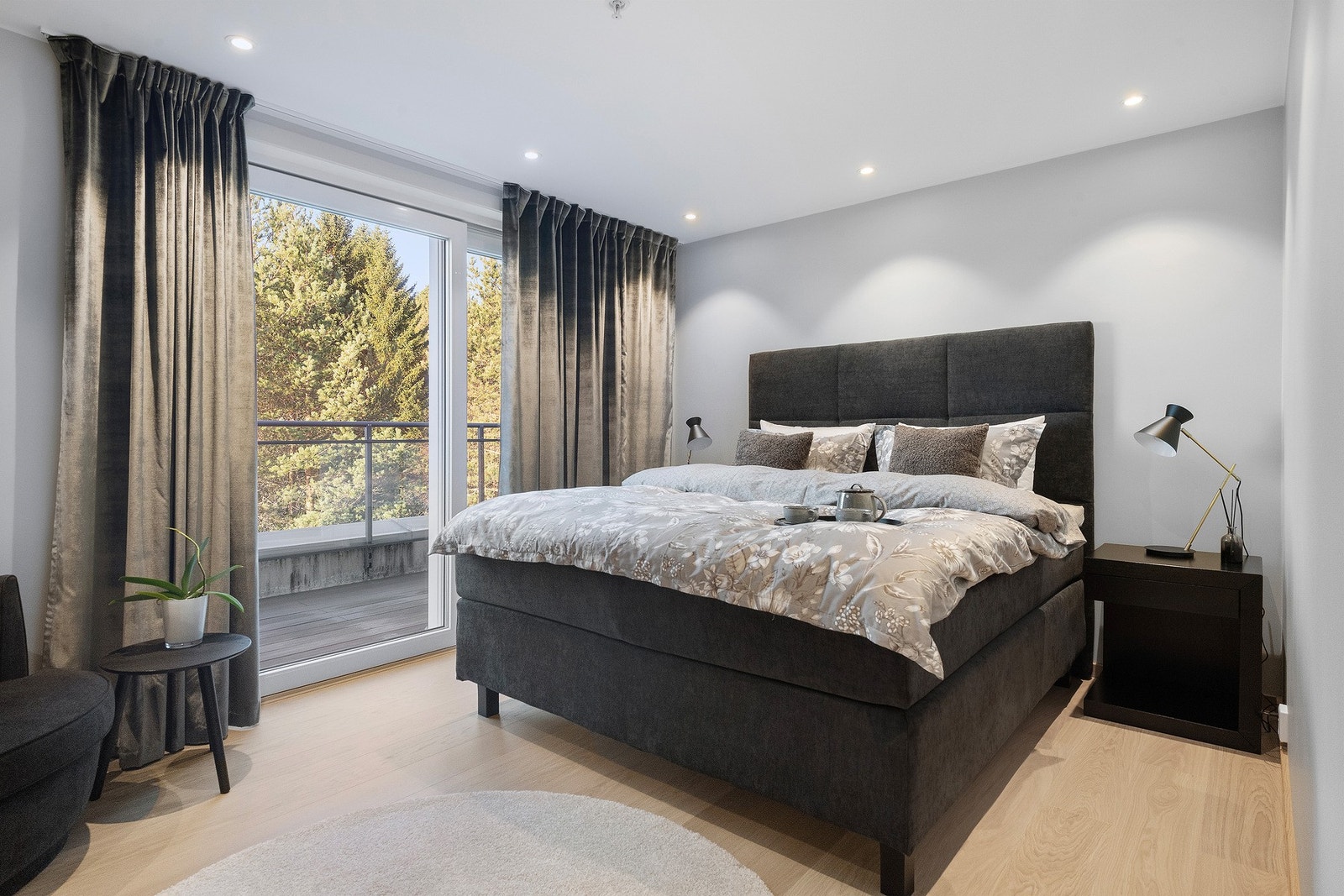 Det er 3 soverom i leiligheten. Hovedsoverommet har utgang til egen veranda. Hovedsoverom og soverom 2 har romslige skyvedørsgarderober Galleribilde